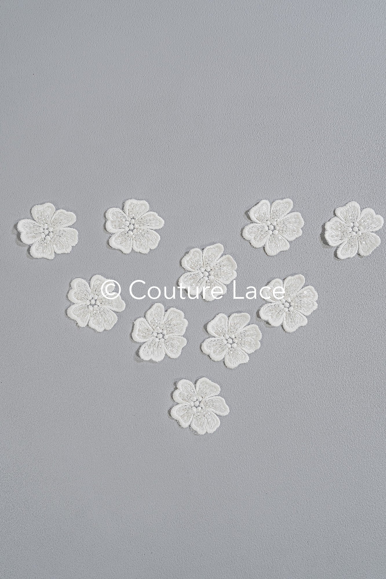 3D-Blumen zum Aufnähen/ 3D-Blüten mit Perlen & Pailletten zum Aufnähen/ off-white Braut-Blumen für Hochzeitskleid// A24-014 (1 Pck = 10 Stk)