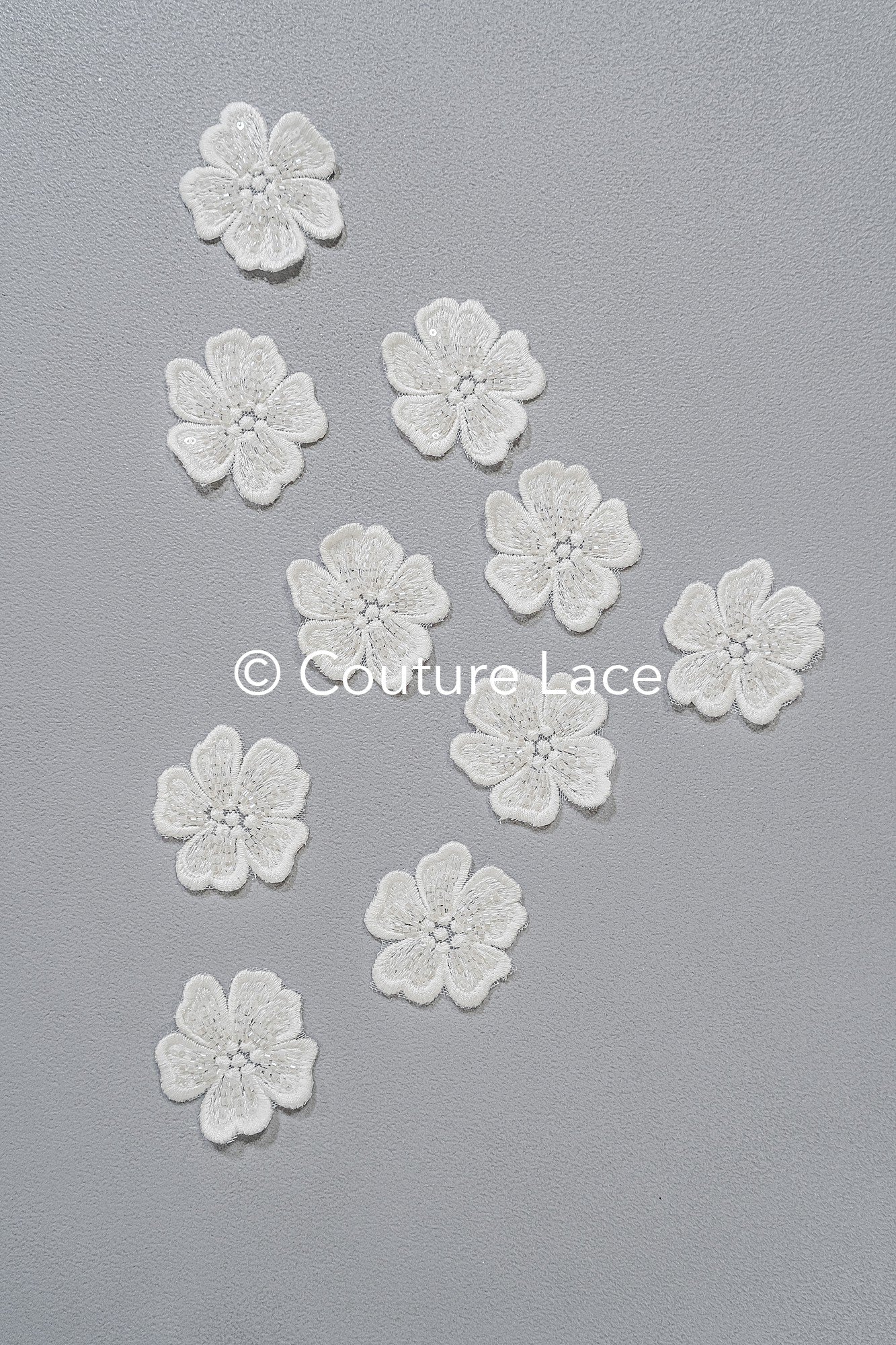3D-Blumen zum Aufnähen/ 3D-Blüten mit Perlen & Pailletten zum Aufnähen/ off-white Braut-Blumen für Hochzeitskleid// A24-014 (1 Pck = 10 Stk)
