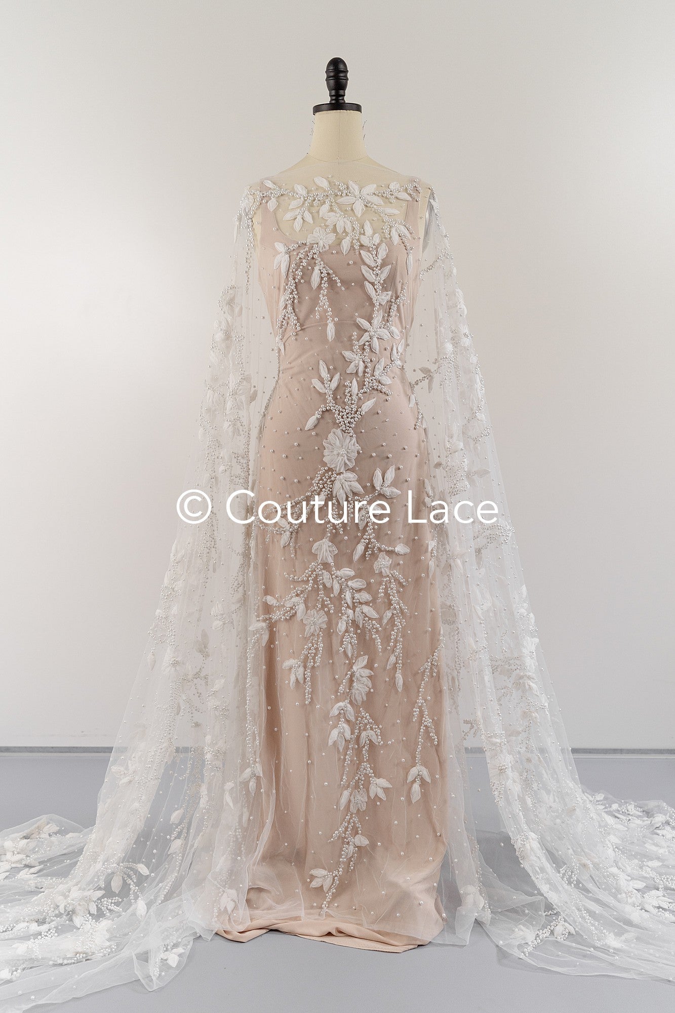 Handbestickte 3D-Blumen Braut Spitze Stoff Off-White - Couture Braut Spitze mit Perlen, Straß und 3D blüten// L25-855
