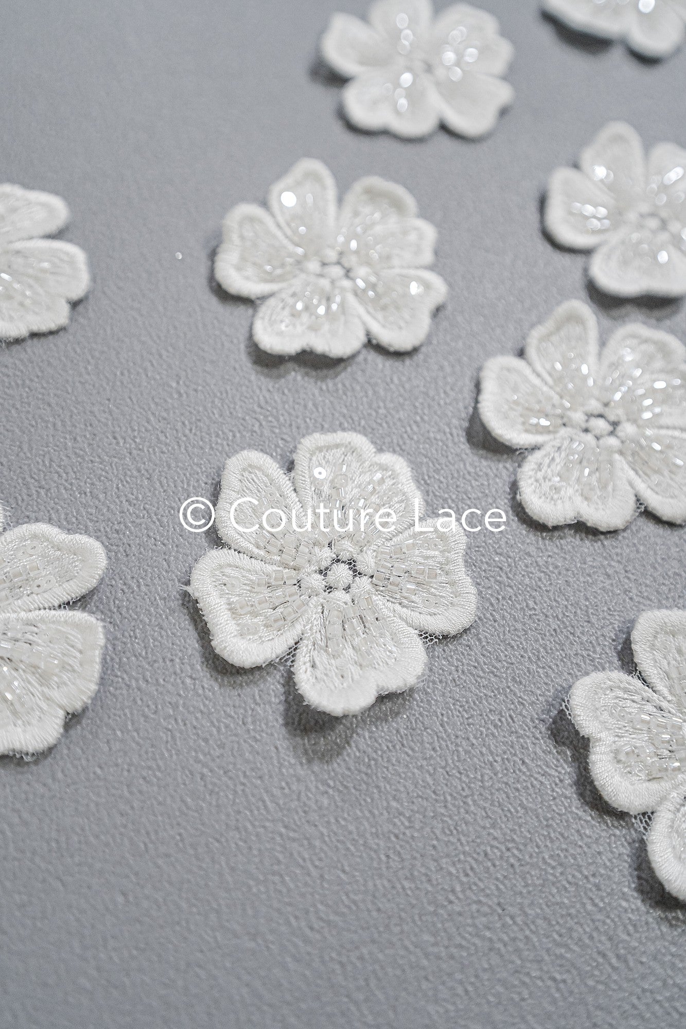 3D-Blumen zum Aufnähen/ 3D-Blüten mit Perlen & Pailletten zum Aufnähen/ off-white Braut-Blumen für Hochzeitskleid// A24-014 (1 Pck = 10 Stk)