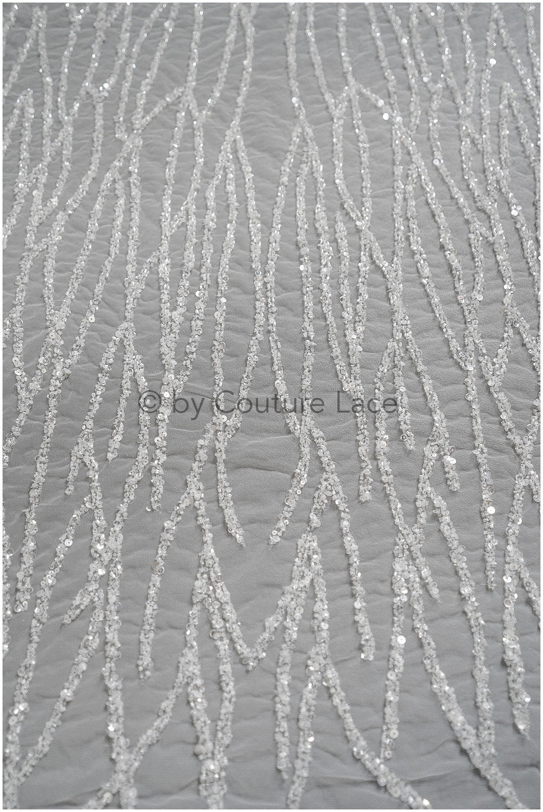 Handbestickte Perlenspitze mit Linien Design, Luxuriöse Brautspitze für Brautkleider // L25-118