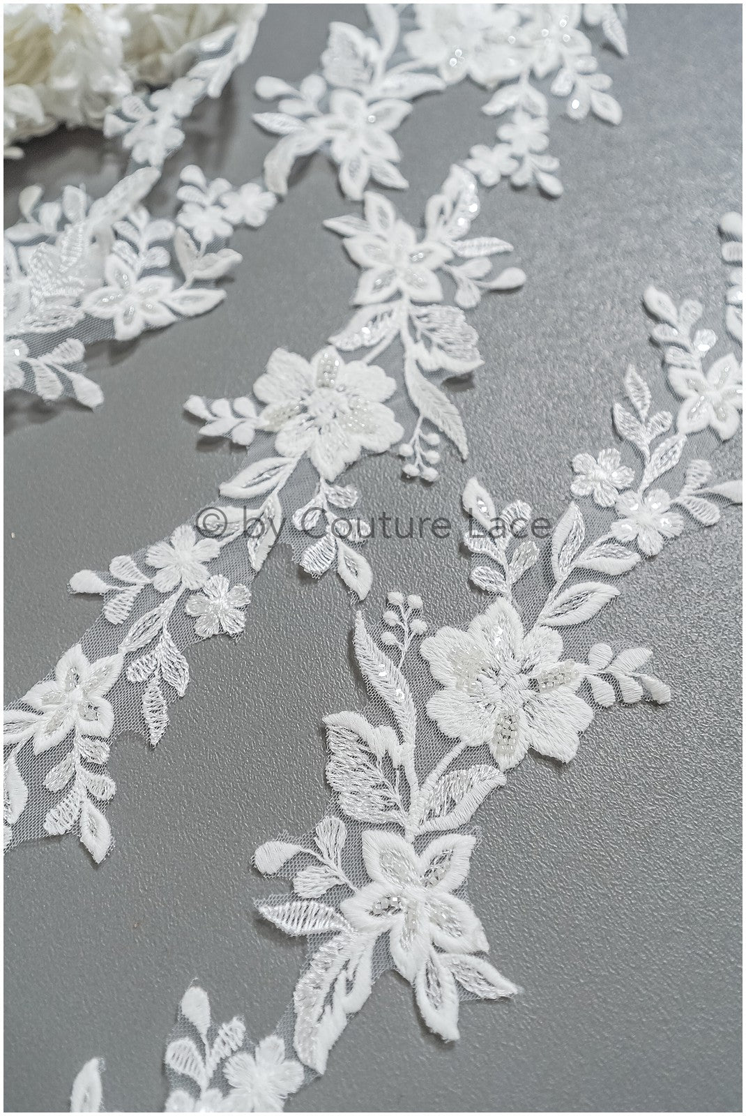 Brautspitze Borte mit Perlen & Pailletten/ Spitzenborte off-white / Braut Borte/ Spitzenborte für Brautkleid// T24-224