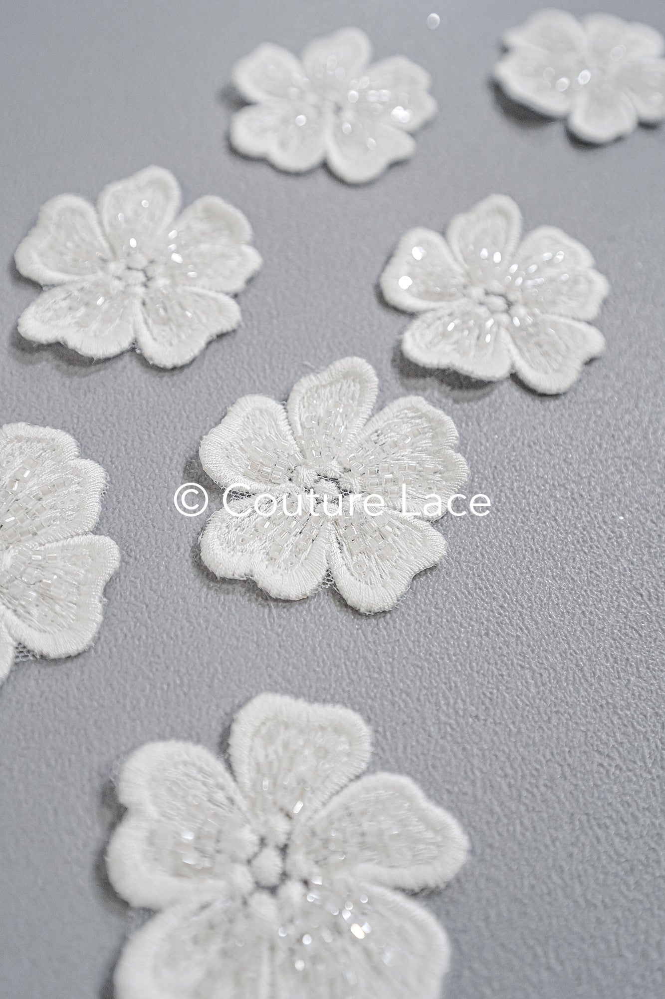 3D-Blumen zum Aufnähen/ 3D-Blüten mit Perlen & Pailletten zum Aufnähen/ off-white Braut-Blumen für Hochzeitskleid// A24-014 (1 Pck = 10 Stk)