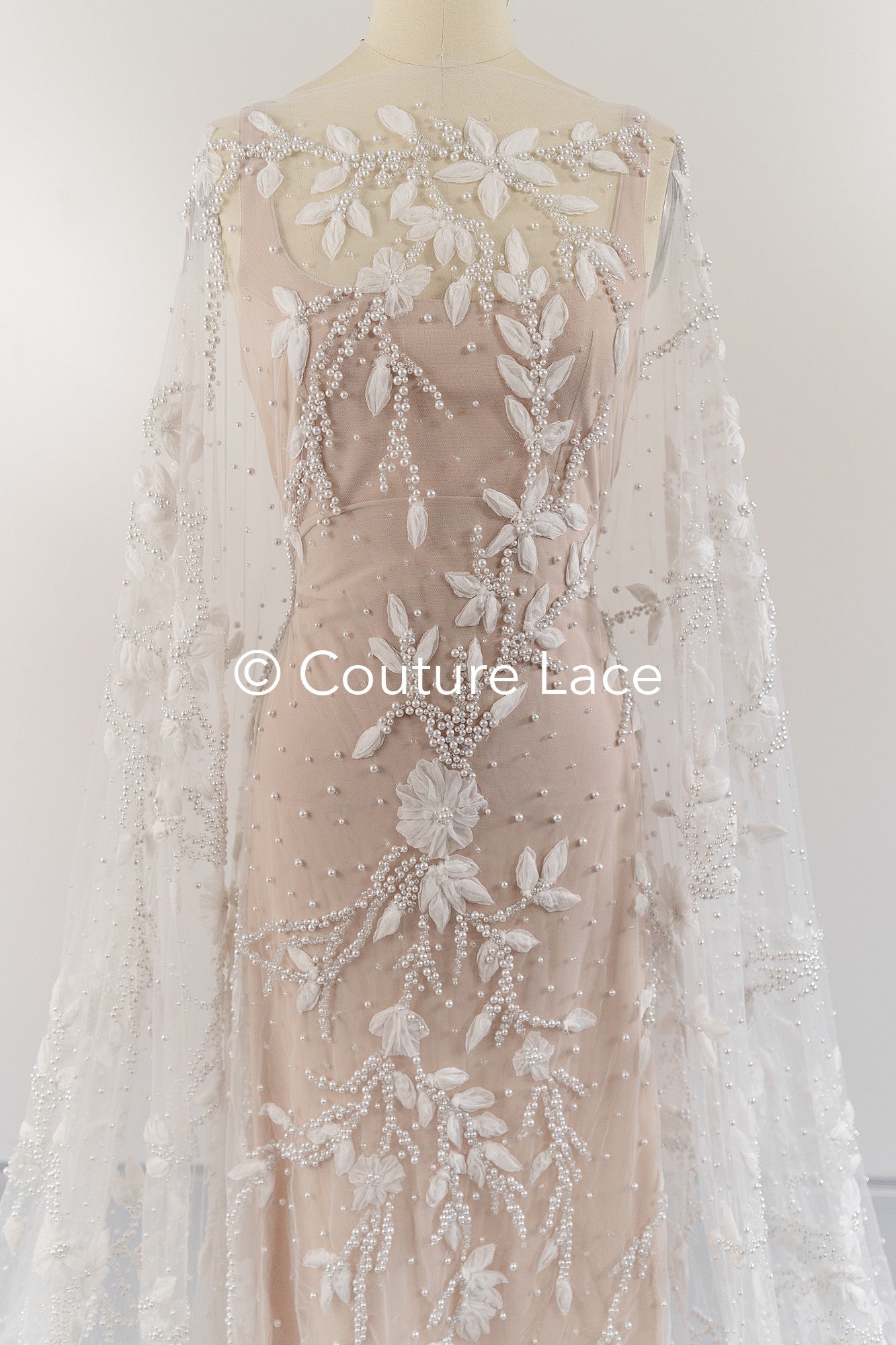 Handbestickte 3D-Blumen Braut Spitze Stoff Off-White - Couture Braut Spitze mit Perlen, Straß und 3D blüten// L25-855
