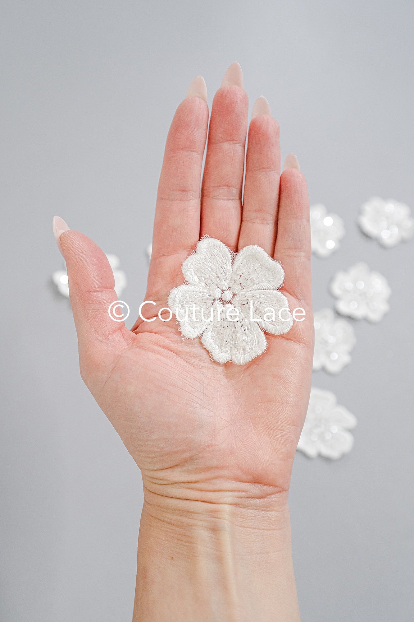 3D-Blumen zum Aufnähen/ 3D-Blüten mit Perlen & Pailletten zum Aufnähen/ off-white Braut-Blumen für Hochzeitskleid// A24-014 (1 Pck = 10 Stk)