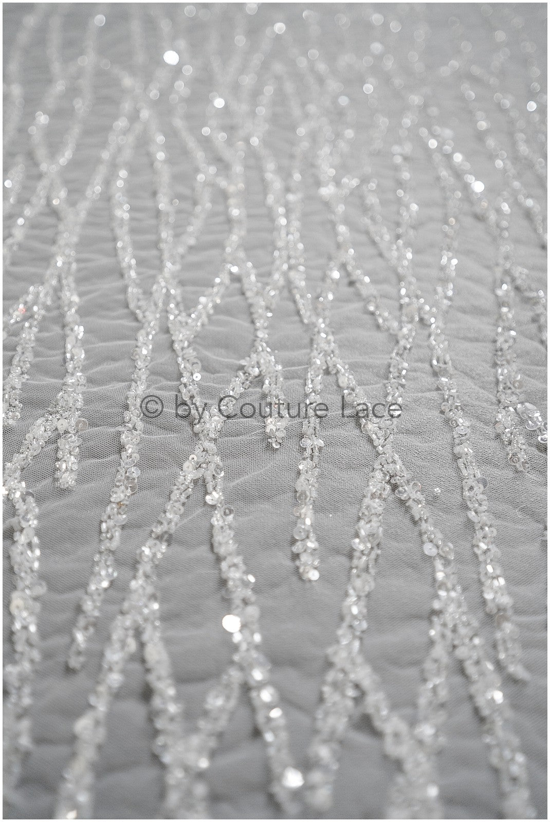 Handbestickte Perlenspitze mit Linien Design, Luxuriöse Brautspitze für Brautkleider // L25-118