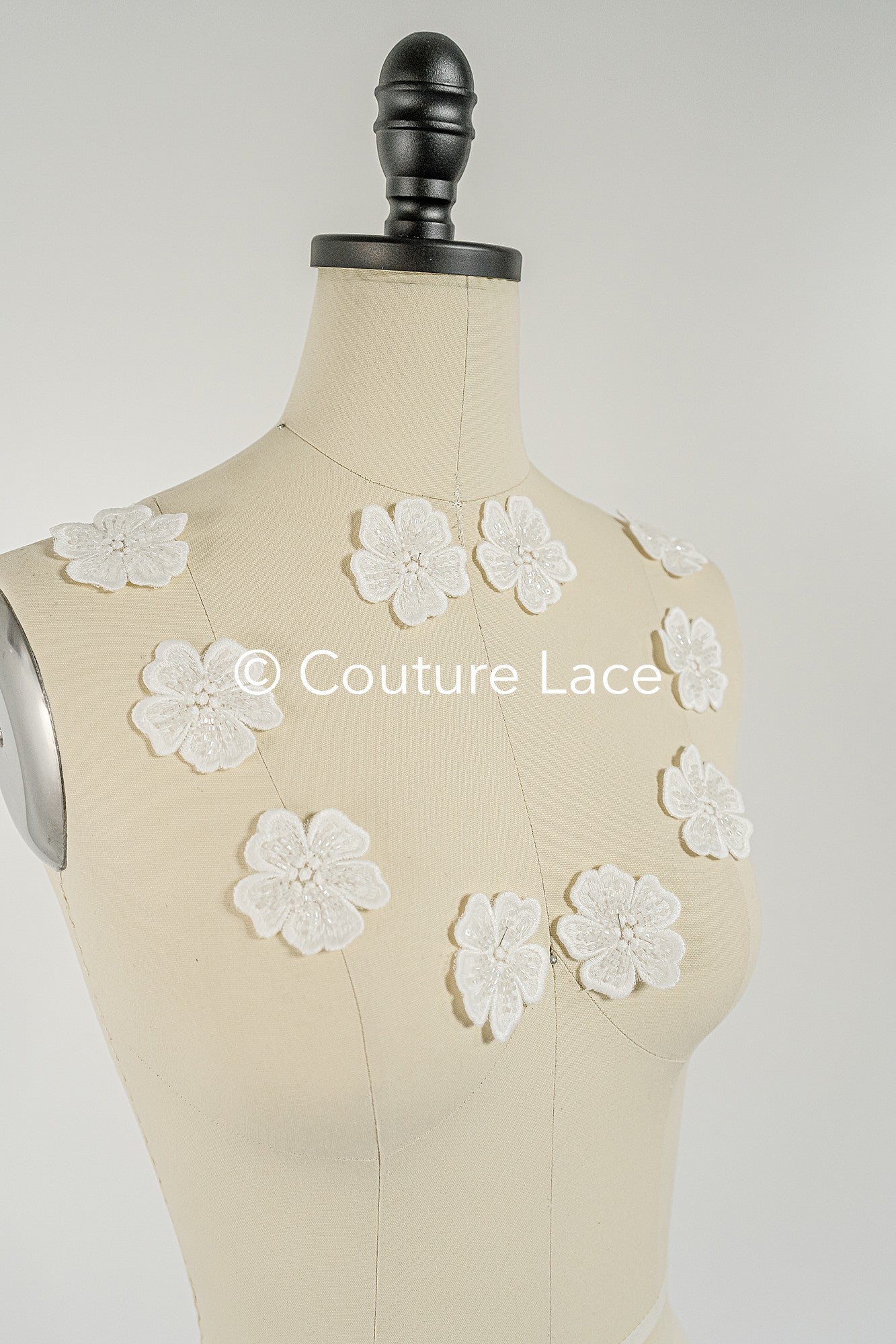 3D-Blumen zum Aufnähen/ 3D-Blüten mit Perlen & Pailletten zum Aufnähen/ off-white Braut-Blumen für Hochzeitskleid// A24-014 (1 Pck = 10 Stk)