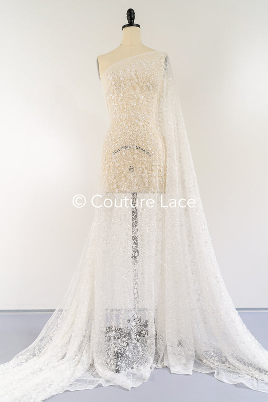 Florale Brautspitze bestickt mit Perlen und kleinen 3D Blüten // L25-836