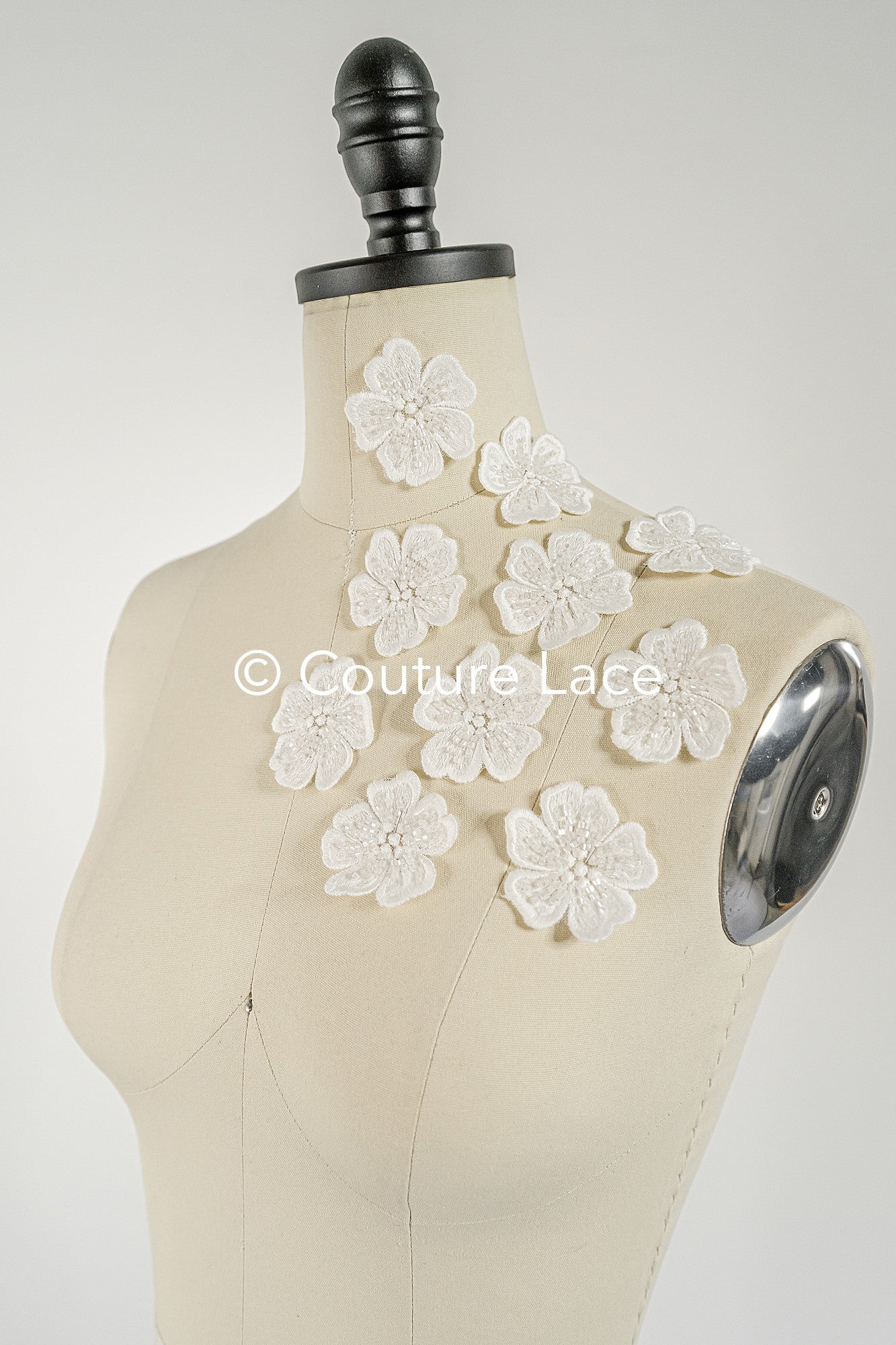3D-Blumen zum Aufnähen/ 3D-Blüten mit Perlen & Pailletten zum Aufnähen/ off-white Braut-Blumen für Hochzeitskleid// A24-014 (1 Pck = 10 Stk)