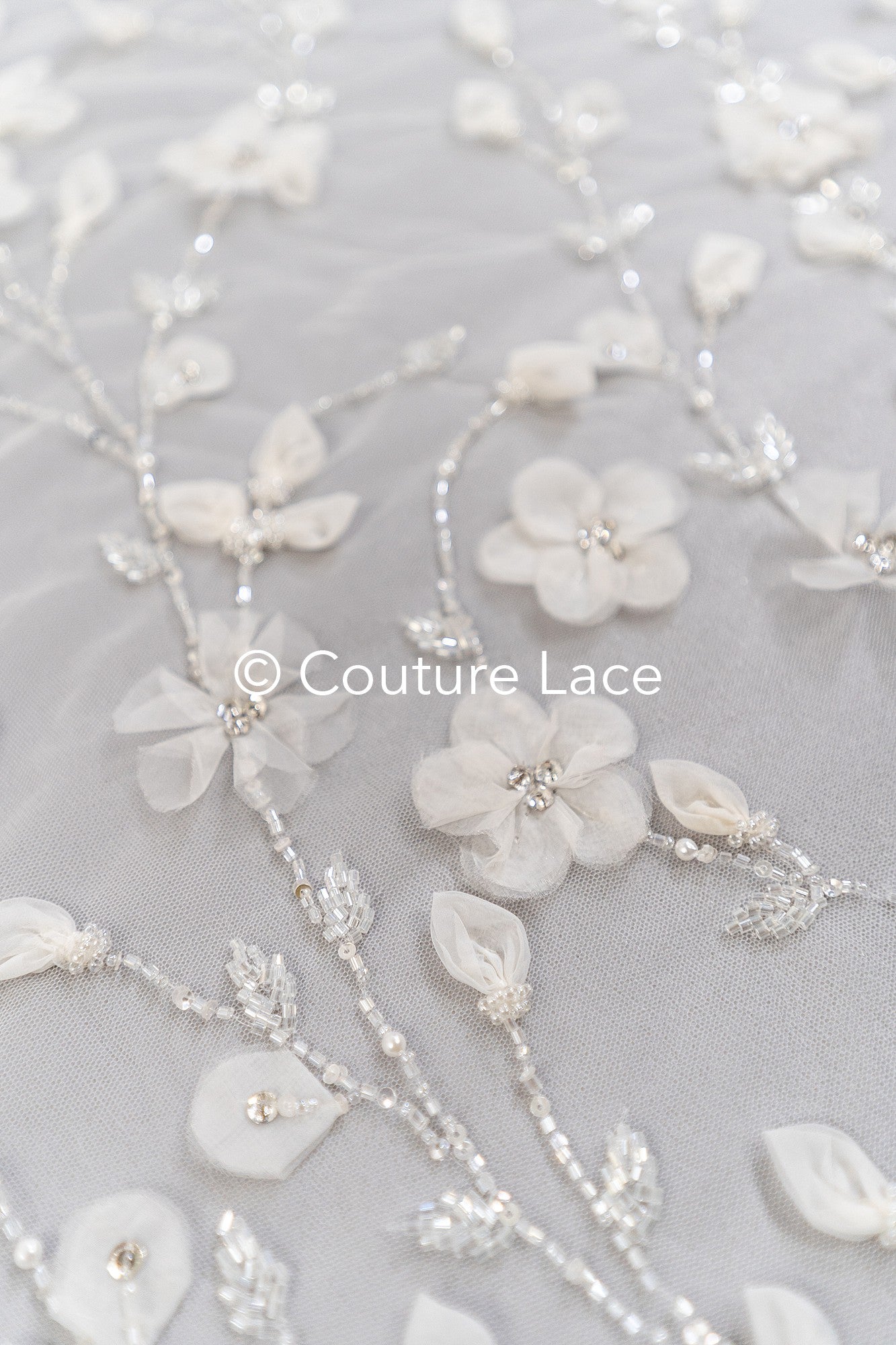 Handbestickte 3D-Blumen Braut Spitze Stoff Off-White - Couture Braut Spitze mit Perlen, Straß und 3D blüten// L25-122N