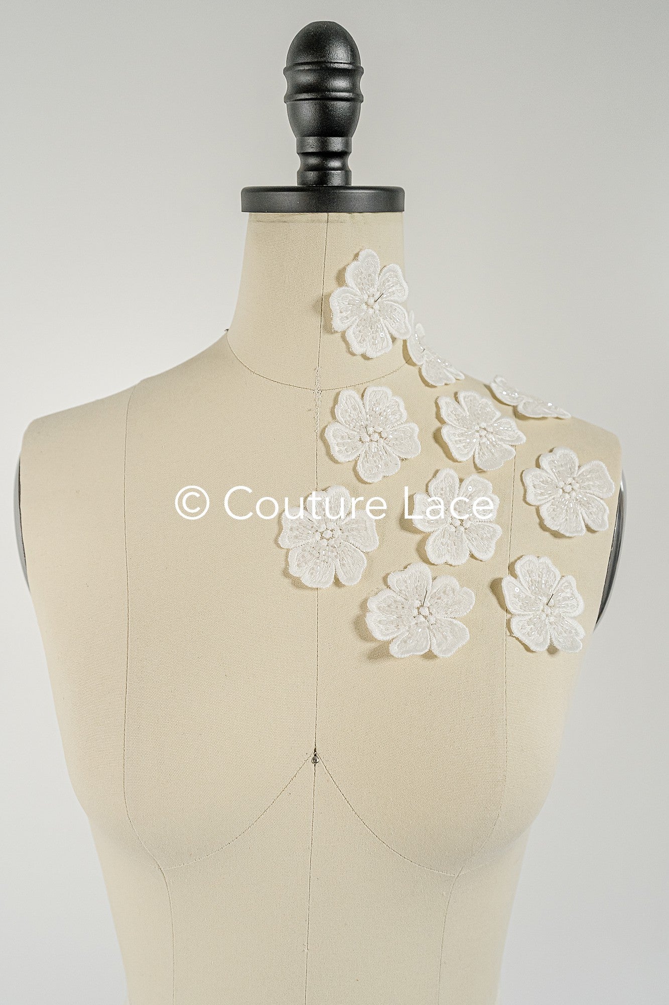 3D-Blumen zum Aufnähen/ 3D-Blüten mit Perlen & Pailletten zum Aufnähen/ off-white Braut-Blumen für Hochzeitskleid// A24-014 (1 Pck = 10 Stk)