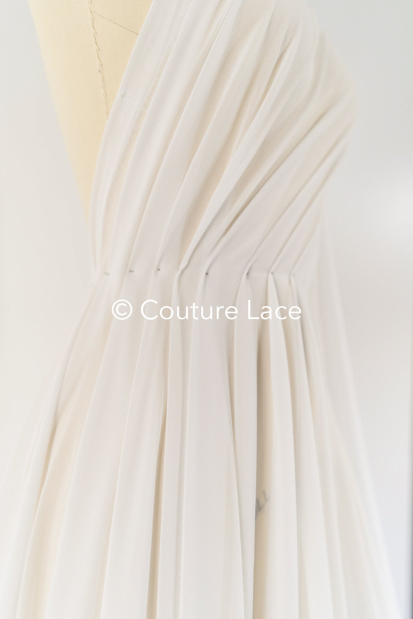 Fine, flowing georgette fabric in off-white – ideal for bridal wear and festive wear // R-199-4