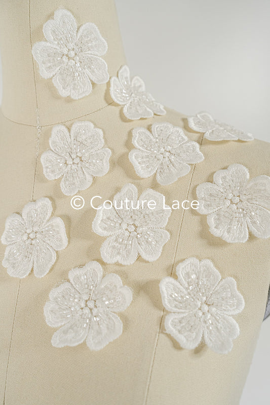 3D-Blumen zum Aufnähen/ 3D-Blüten mit Perlen & Pailletten zum Aufnähen/ off-white Braut-Blumen für Hochzeitskleid// A24-014 (1 Pck = 10 Stk)