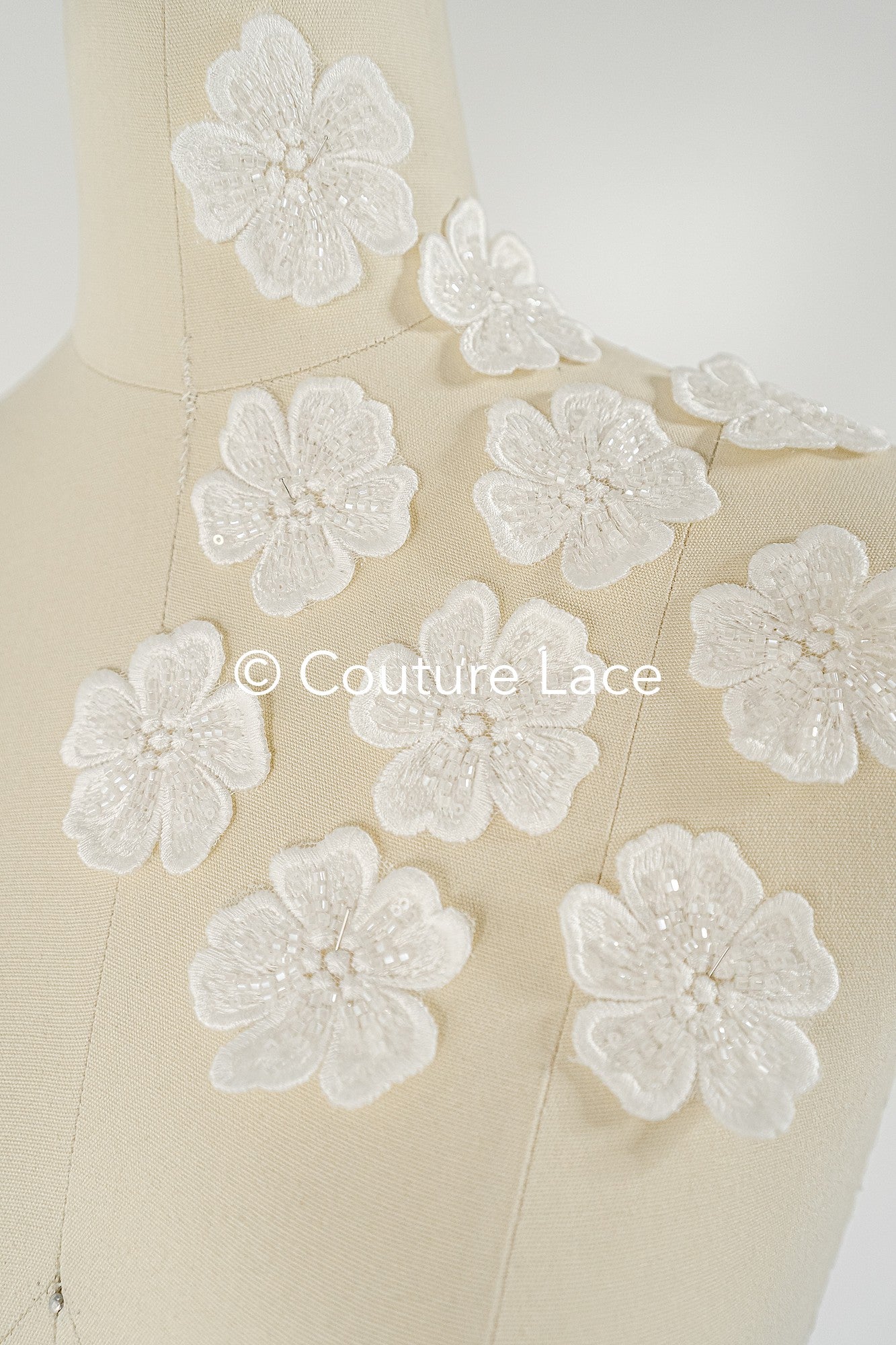3D-Blumen zum Aufnähen/ 3D-Blüten mit Perlen & Pailletten zum Aufnähen/ off-white Braut-Blumen für Hochzeitskleid// A24-014 (1 Pck = 10 Stk)