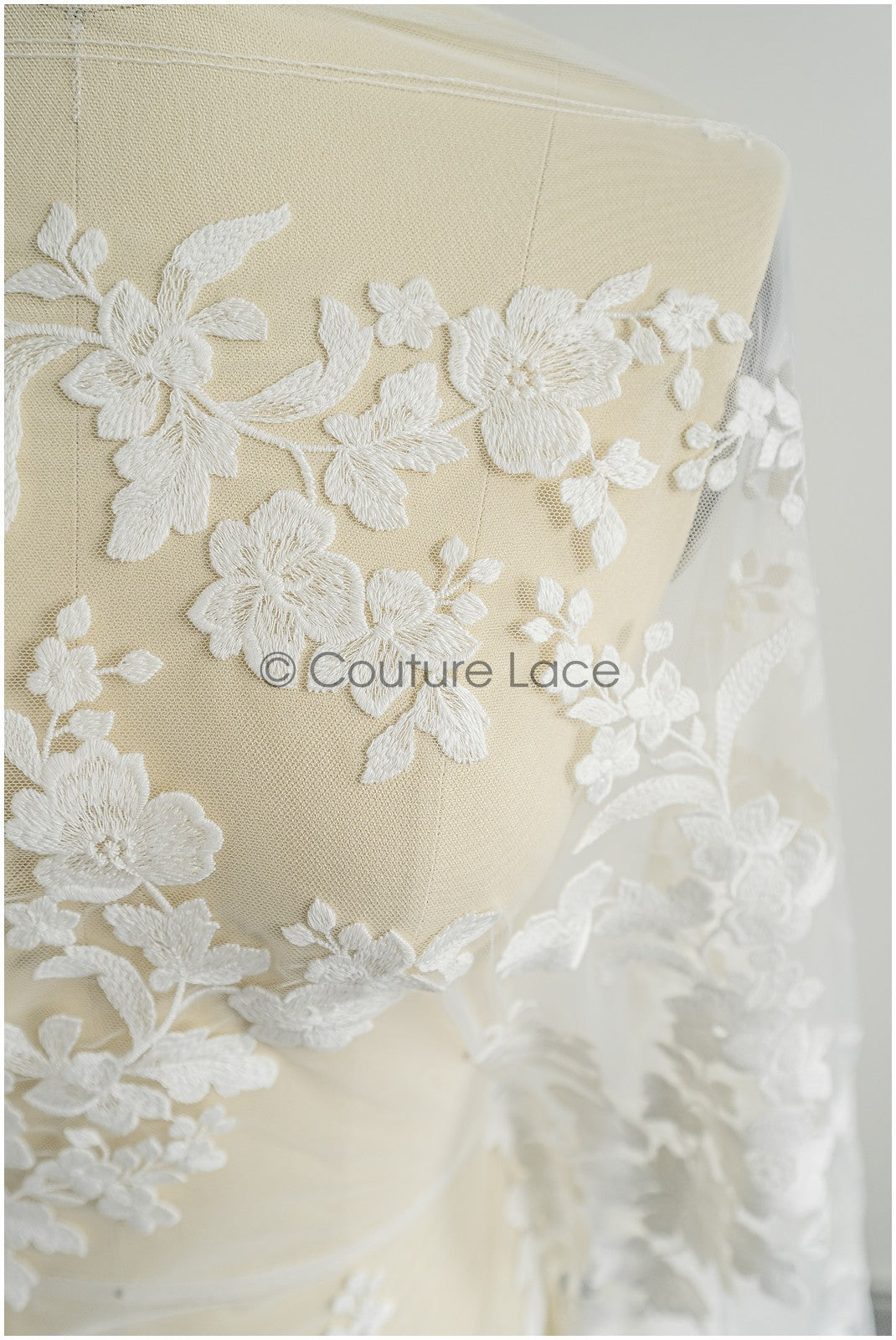 Wunderschöner Spitzenstoff mit verziertem Muster auf gepunkteter Tüllbasis/Couture-Spitzenstoff/verzierte Brautspitze// L22-438