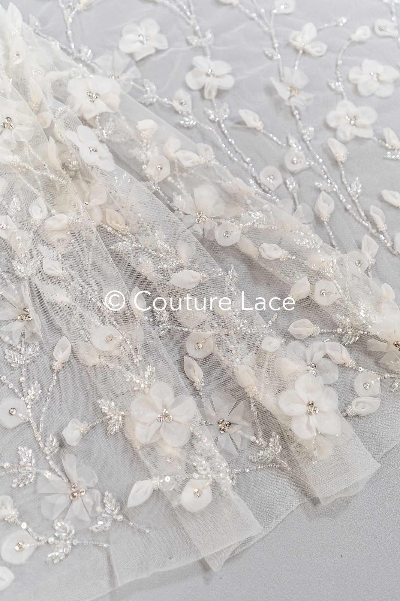 Handbestickte 3D-Blumen Braut Spitze Stoff Off-White - Couture Braut Spitze mit Perlen, Straß und 3D blüten// L25-122N