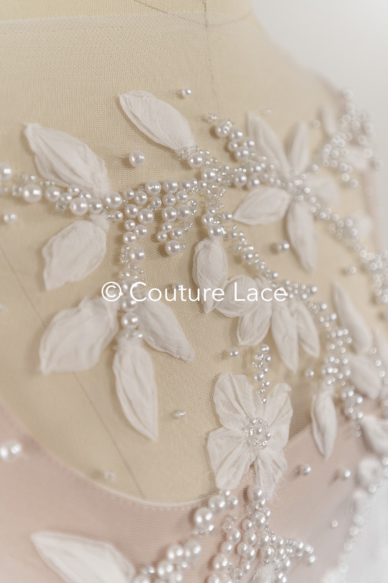Handbestickte 3D-Blumen Braut Spitze Stoff Off-White - Couture Braut Spitze mit Perlen, Straß und 3D blüten// L25-855
