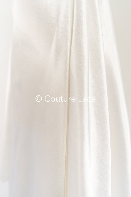 Silky Off-White Viskose Rayon Satin 40MM – Edler Stoff für Brautmode, festliche Kleidung und Heimtextilien // R-130
