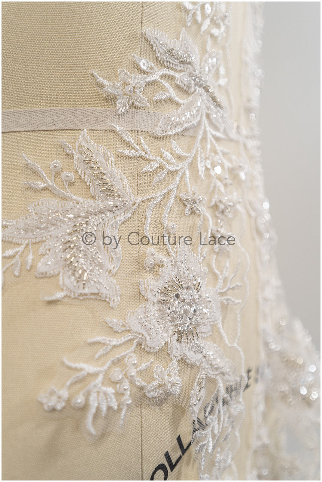 Brautspitze Borte mit Perlen & Pailletten/ Spitzenborte off-white / Braut Borte/ Spitzenborte für Brautkleid// T24-120