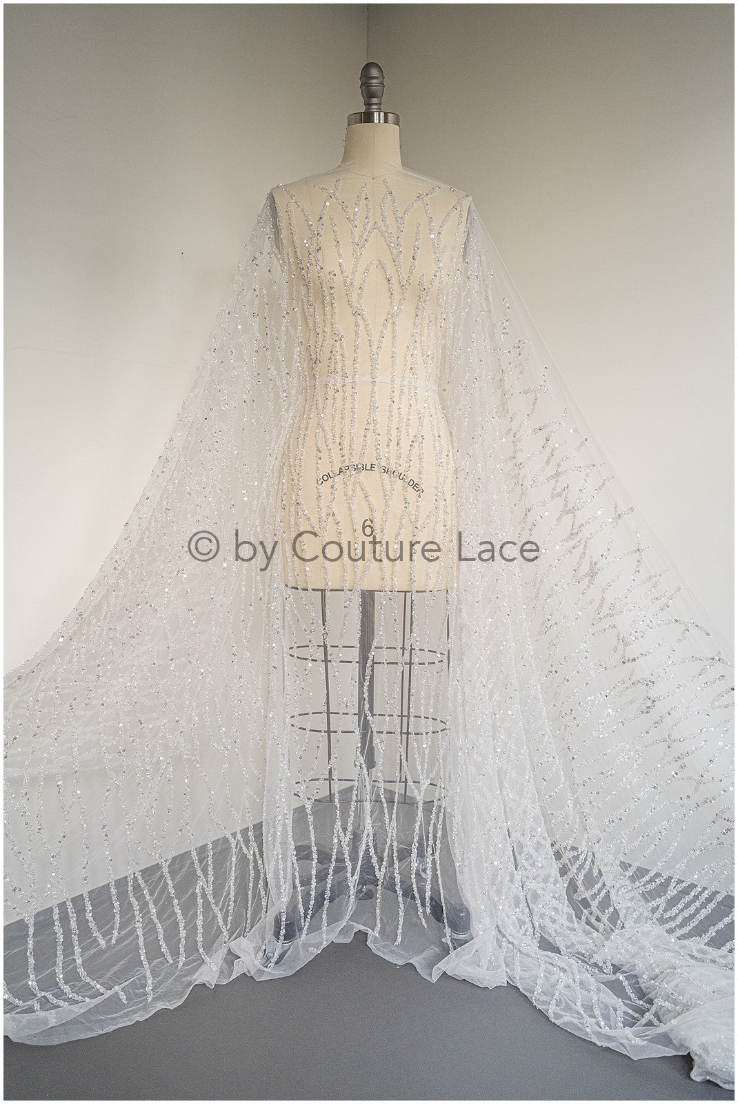 Handbestickte Perlenspitze mit Linien Design, Luxuriöse Brautspitze für Brautkleider // L25-118