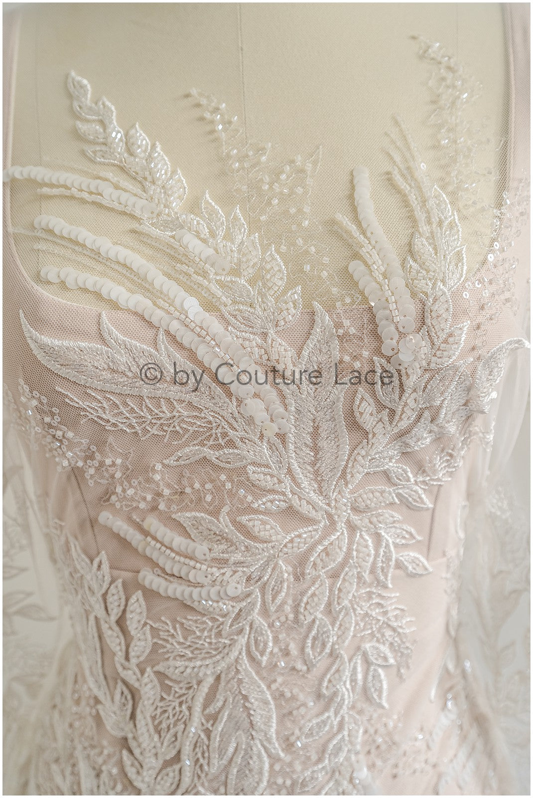 Couture-Spitzenstoff mit Perlen/ floraler Spitzenstoff mit Perlen/ perlenbesetzter Blumen-Spitzenstoff/ L22-506