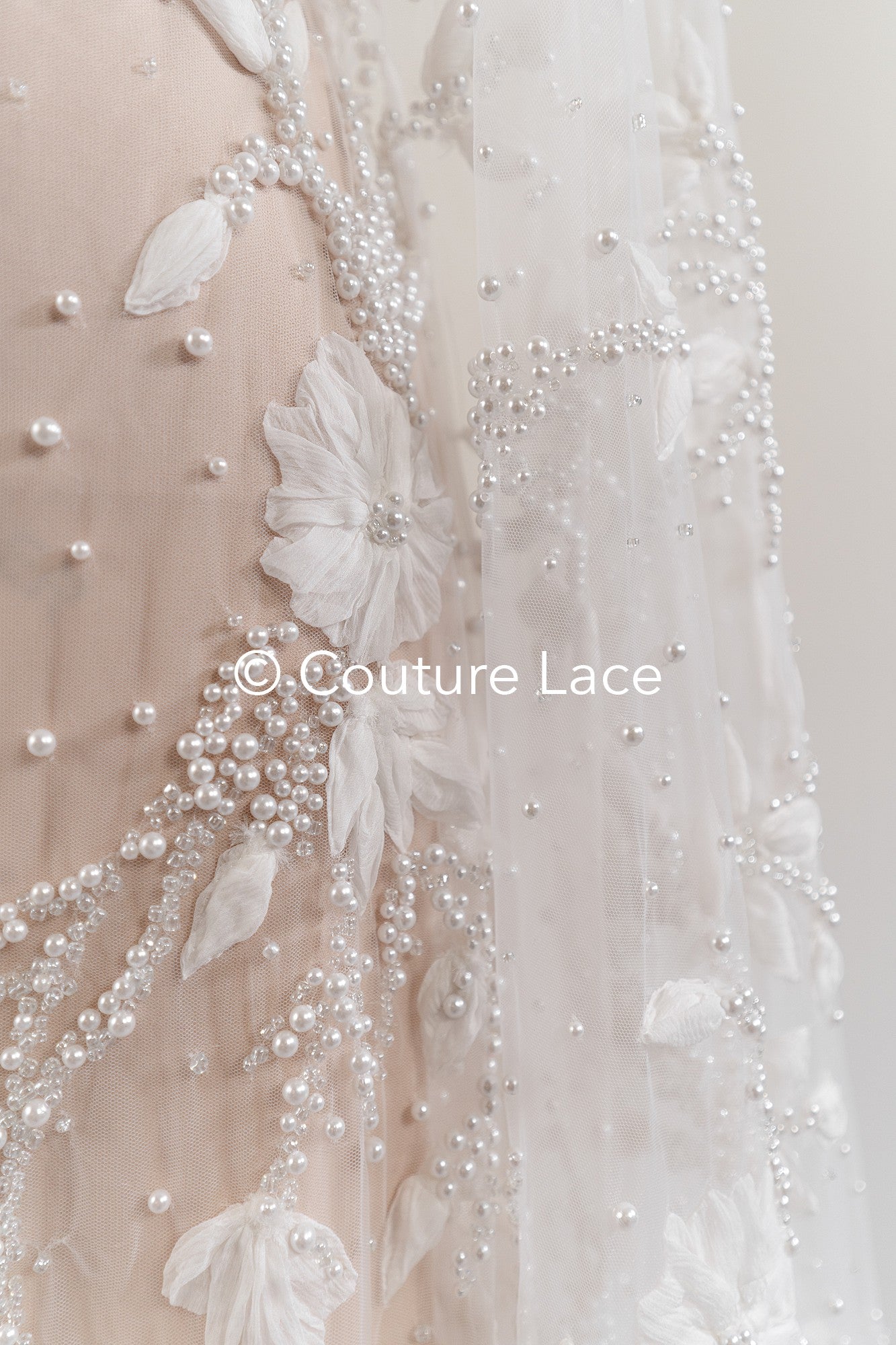 Handbestickte 3D-Blumen Braut Spitze Stoff Off-White - Couture Braut Spitze mit Perlen, Straß und 3D blüten// L25-855