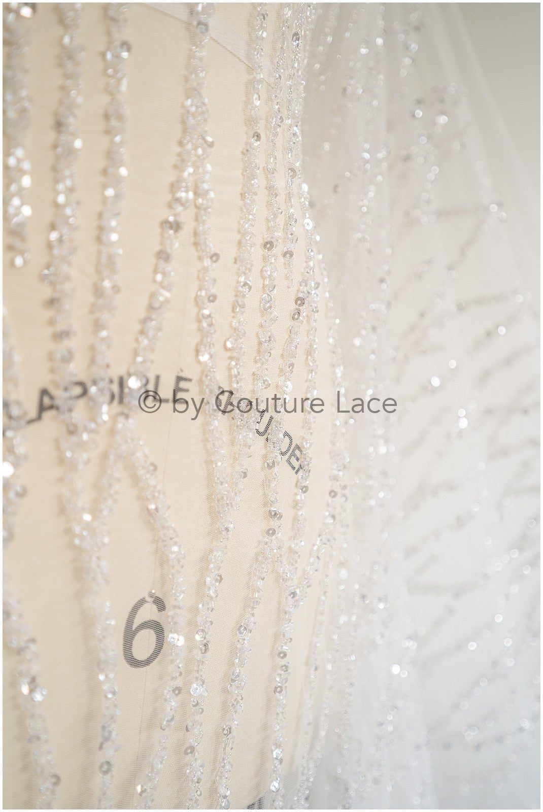 Handbestickte Perlenspitze mit Linien Design, Luxuriöse Brautspitze für Brautkleider // L25-118