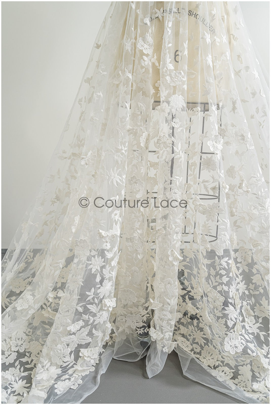 Romantische Brautspitze mit 3D Blüten, Bestickte florale Spitze mit 3D Blumen // L25-431W