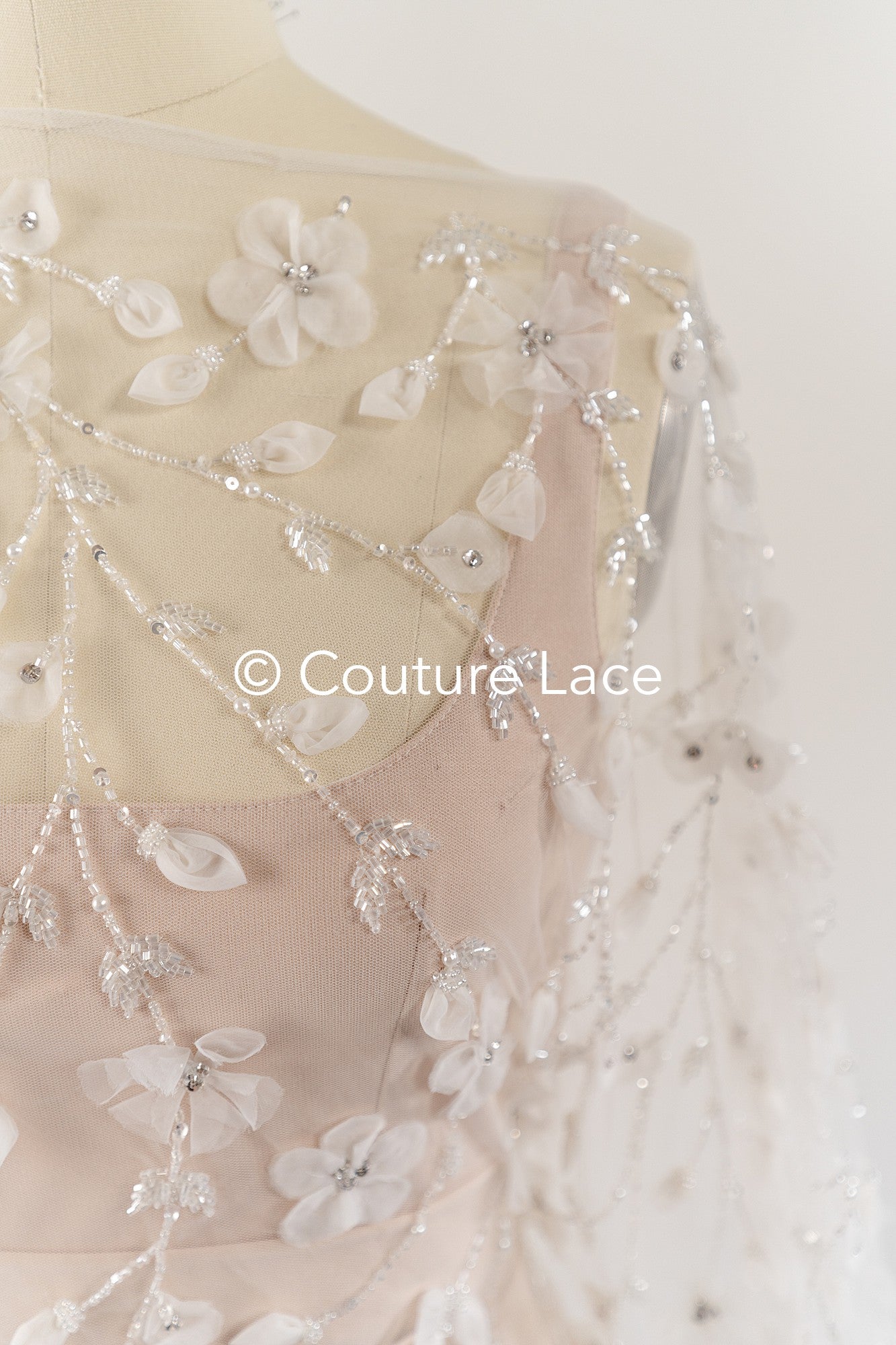 Handbestickte 3D-Blumen Braut Spitze Stoff Off-White - Couture Braut Spitze mit Perlen, Straß und 3D blüten// L25-122N