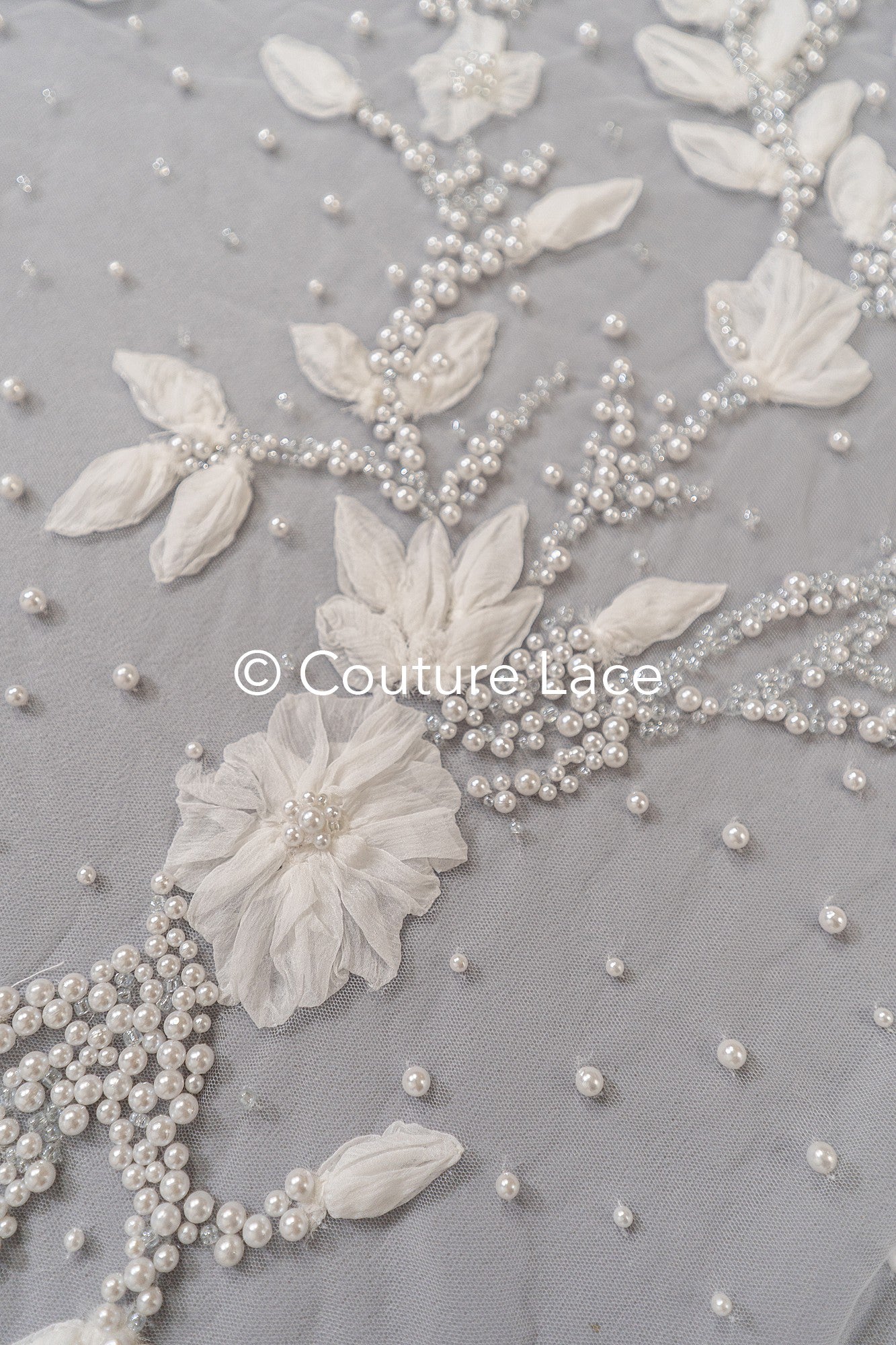 Handbestickte 3D-Blumen Braut Spitze Stoff Off-White - Couture Braut Spitze mit Perlen, Straß und 3D blüten// L25-855