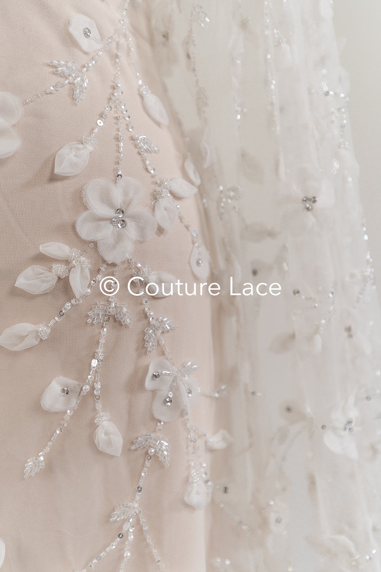 Handbestickte 3D-Blumen Braut Spitze Stoff Off-White - Couture Braut Spitze mit Perlen, Straß und 3D blüten// L25-122N