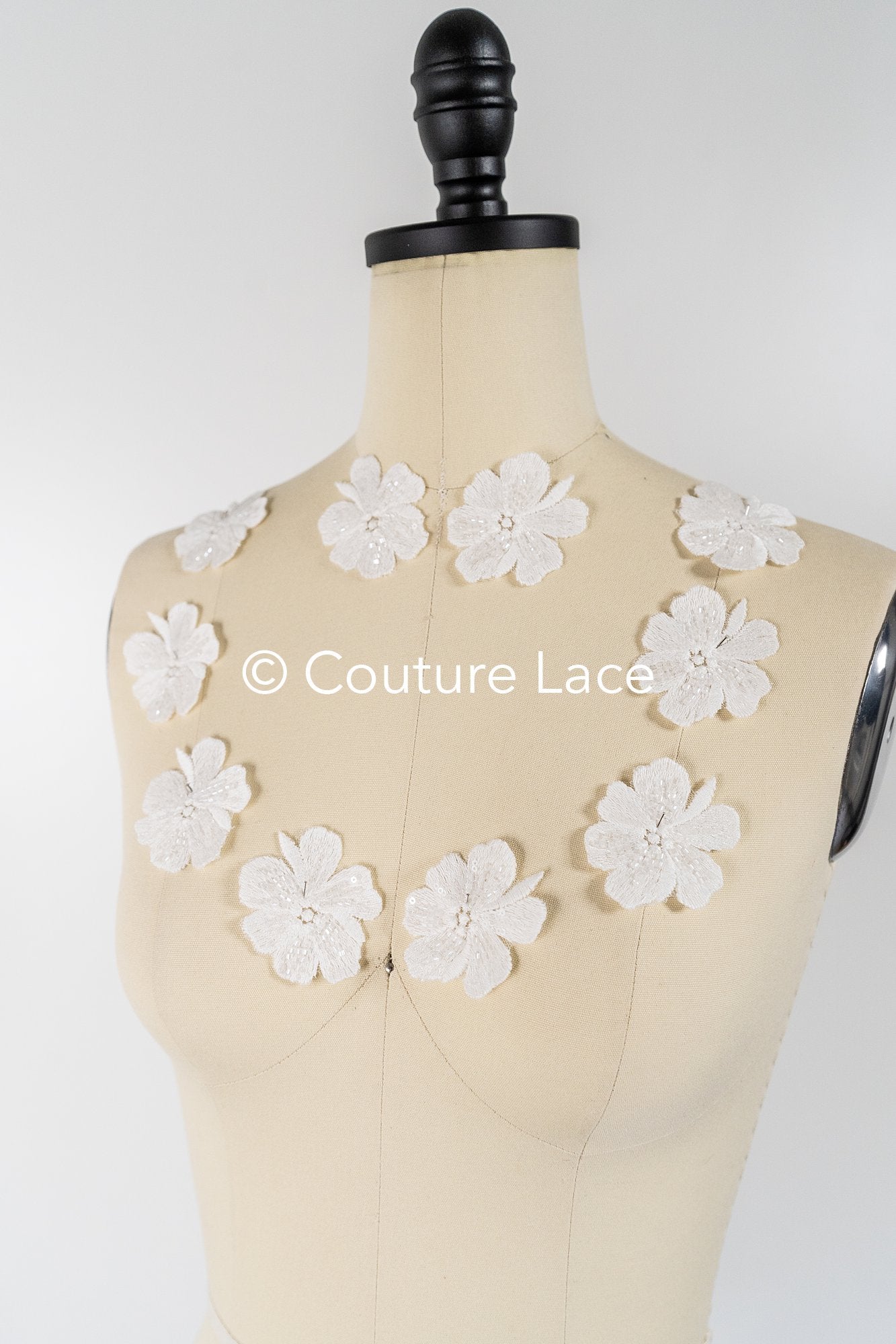 3D-Blumen zum Aufnähen/ 3D-Blüten mit Perlen & Pailletten zum Aufnähen/ off-white Braut-Blumen für Hochzeitskleid// A24-007 (1Pck=10 Stk)