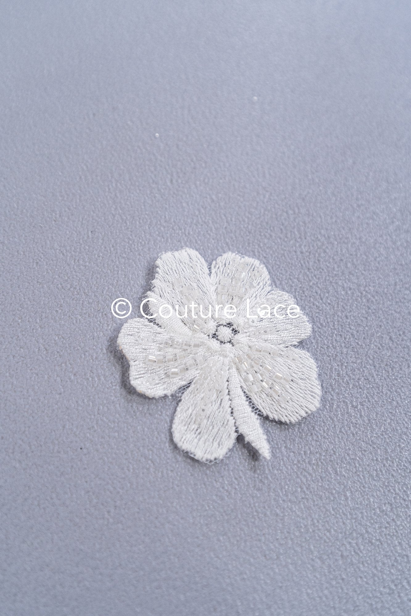 3D-Blumen zum Aufnähen/ 3D-Blüten mit Perlen & Pailletten zum Aufnähen/ off-white Braut-Blumen für Hochzeitskleid// A24-007 (1Pck=10 Stk)