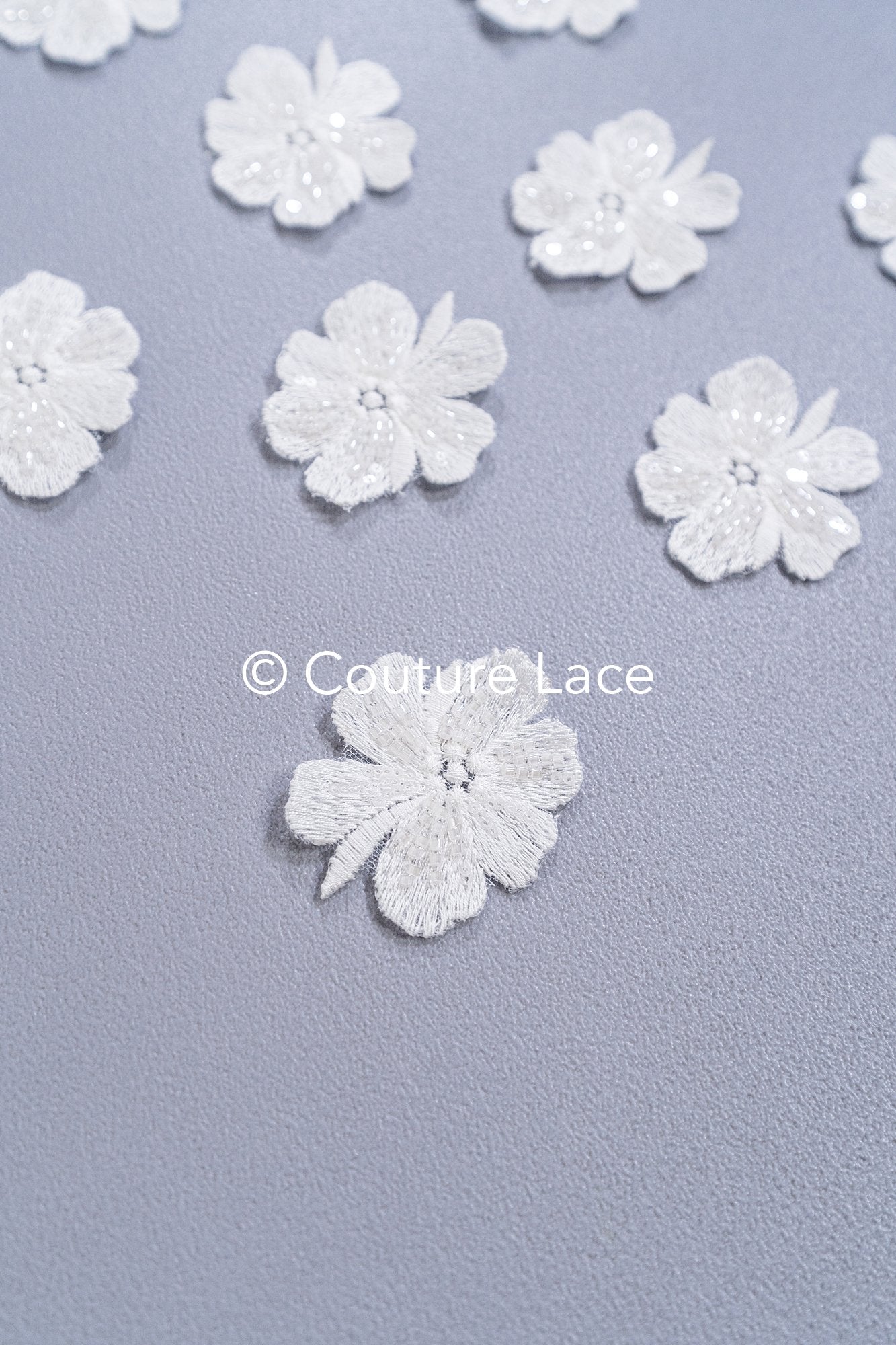 3D-Blumen zum Aufnähen/ 3D-Blüten mit Perlen & Pailletten zum Aufnähen/ off-white Braut-Blumen für Hochzeitskleid// A24-007 (1Pck=10 Stk)