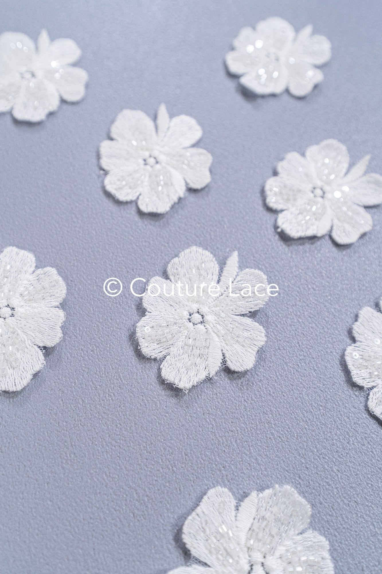 3D-Blumen zum Aufnähen/ 3D-Blüten mit Perlen & Pailletten zum Aufnähen/ off-white Braut-Blumen für Hochzeitskleid// A24-007 (1Pck=10 Stk)
