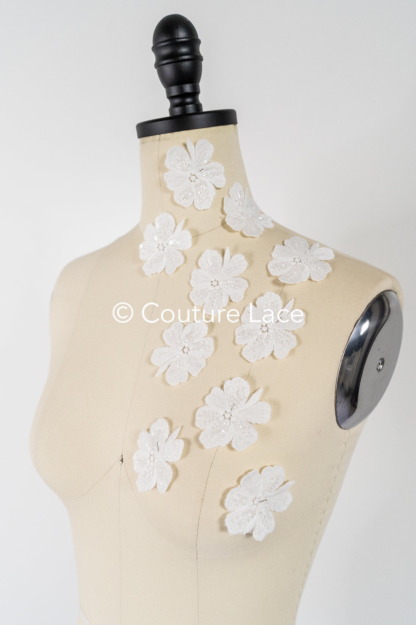 3D-Blumen zum Aufnähen/ 3D-Blüten mit Perlen & Pailletten zum Aufnähen/ off-white Braut-Blumen für Hochzeitskleid// A24-007 (1Pck=10 Stk)