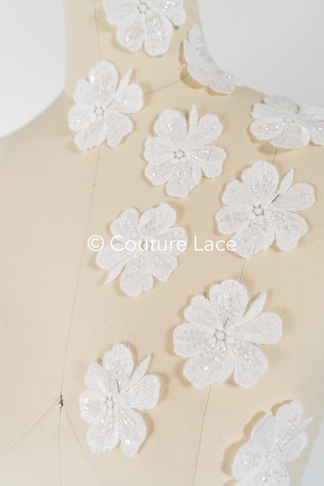 3D-Blumen zum Aufnähen/ 3D-Blüten mit Perlen & Pailletten zum Aufnähen/ off-white Braut-Blumen für Hochzeitskleid// A24-007 (1Pck=10 Stk)