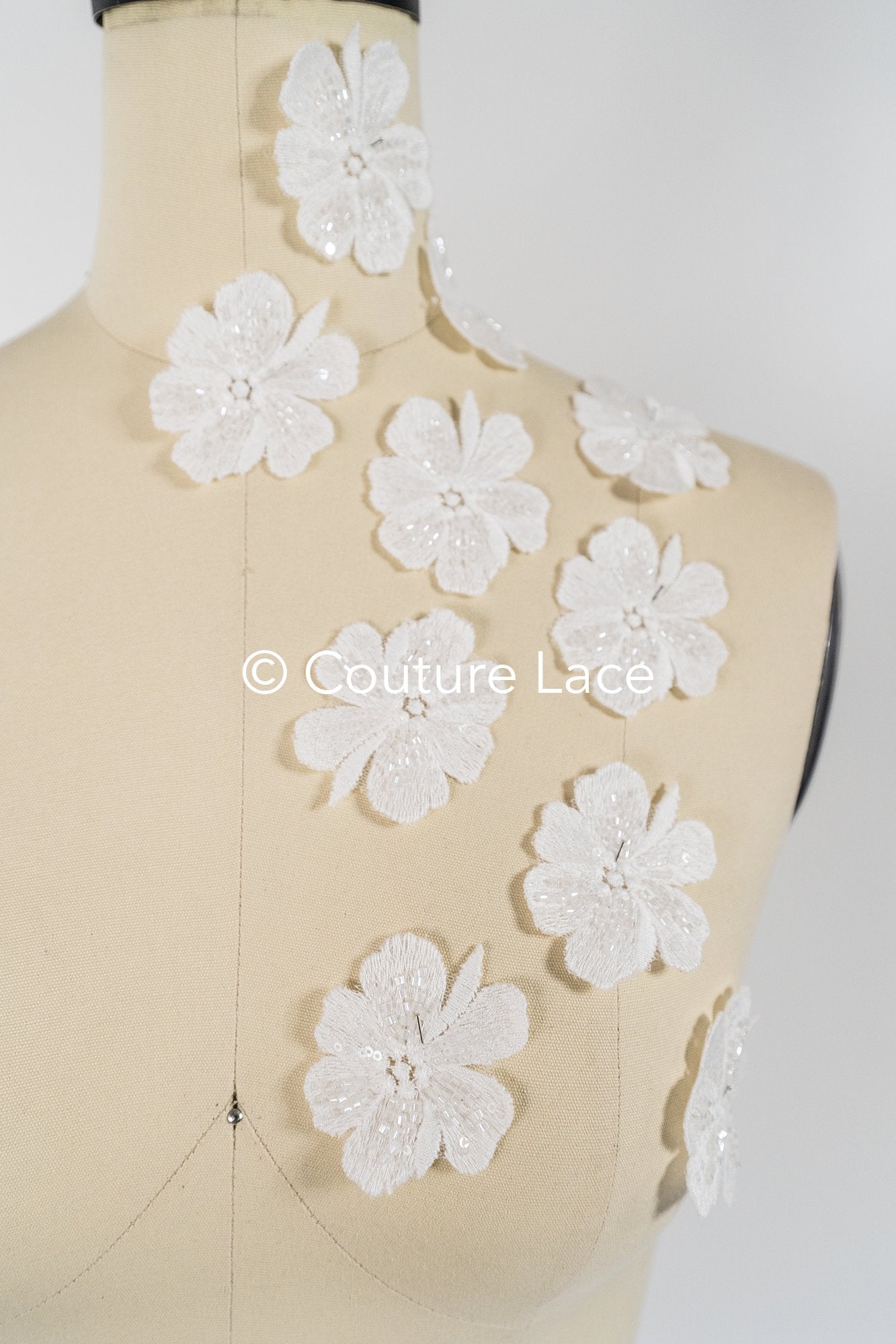 3D-Blumen zum Aufnähen/ 3D-Blüten mit Perlen & Pailletten zum Aufnähen/ off-white Braut-Blumen für Hochzeitskleid// A24-007 (1Pck=10 Stk)