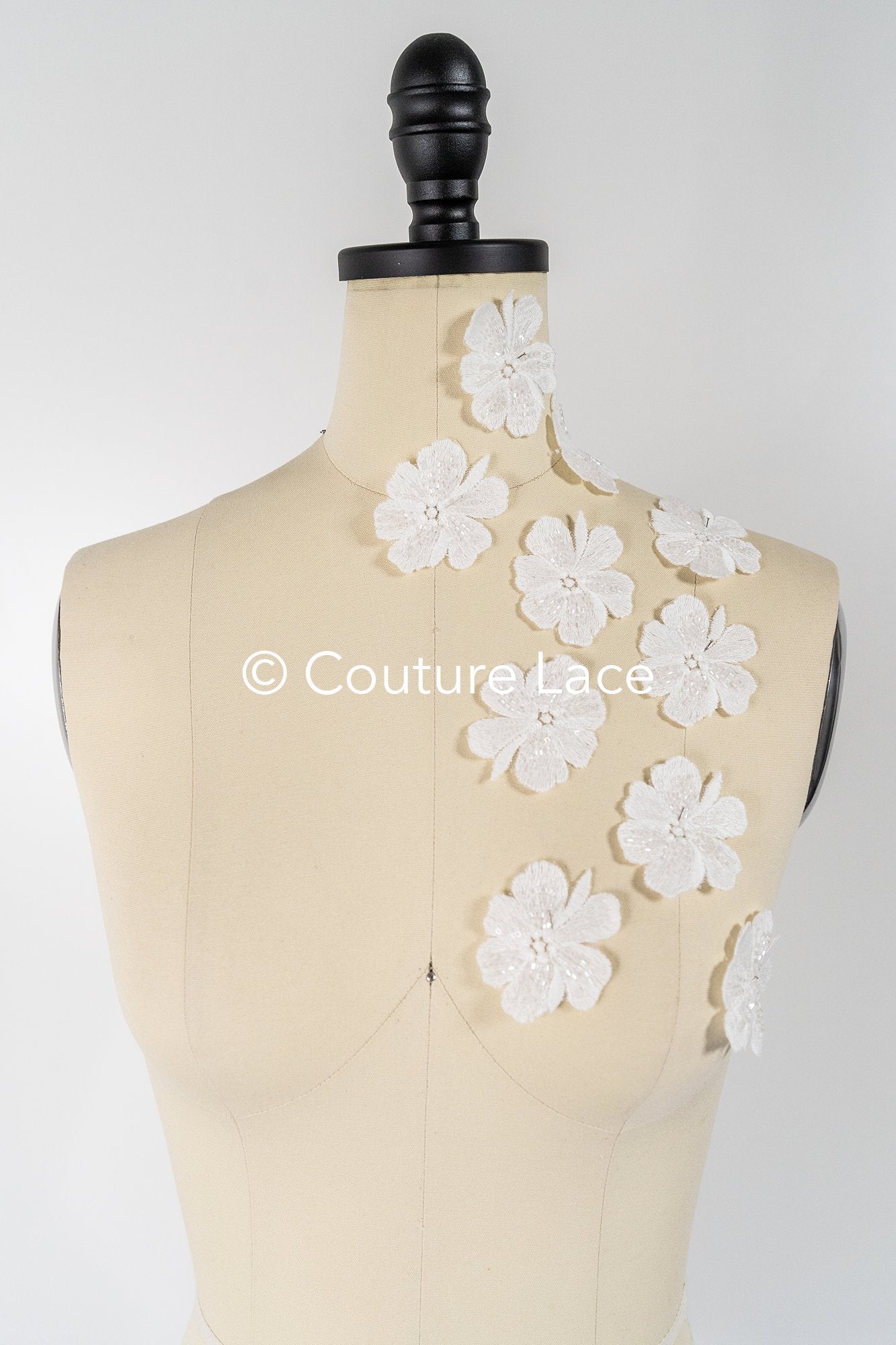 3D-Blumen zum Aufnähen/ 3D-Blüten mit Perlen & Pailletten zum Aufnähen/ off-white Braut-Blumen für Hochzeitskleid// A24-007 (1Pck=10 Stk)