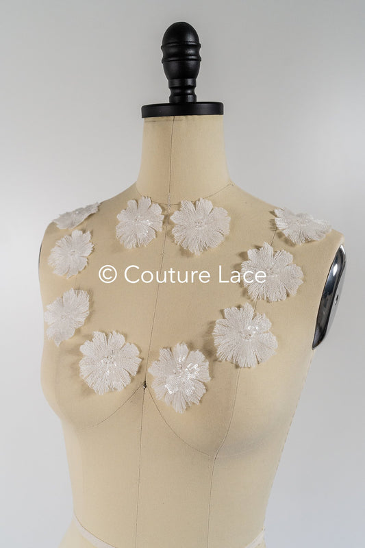 3D-Blumen zum Aufnähen/ 3D-Blüten mit Perlen & Pailletten zum Aufnähen/ off-white Braut-Blumen für Hochzeitskleid// A24-033 (1 Pck = 10 Stk)