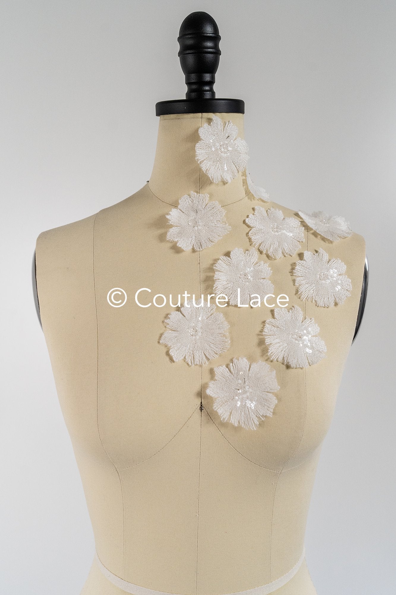 3D-Blumen zum Aufnähen/ 3D-Blüten mit Perlen & Pailletten zum Aufnähen/ off-white Braut-Blumen für Hochzeitskleid// A24-033 (1 Pck = 10 Stk)