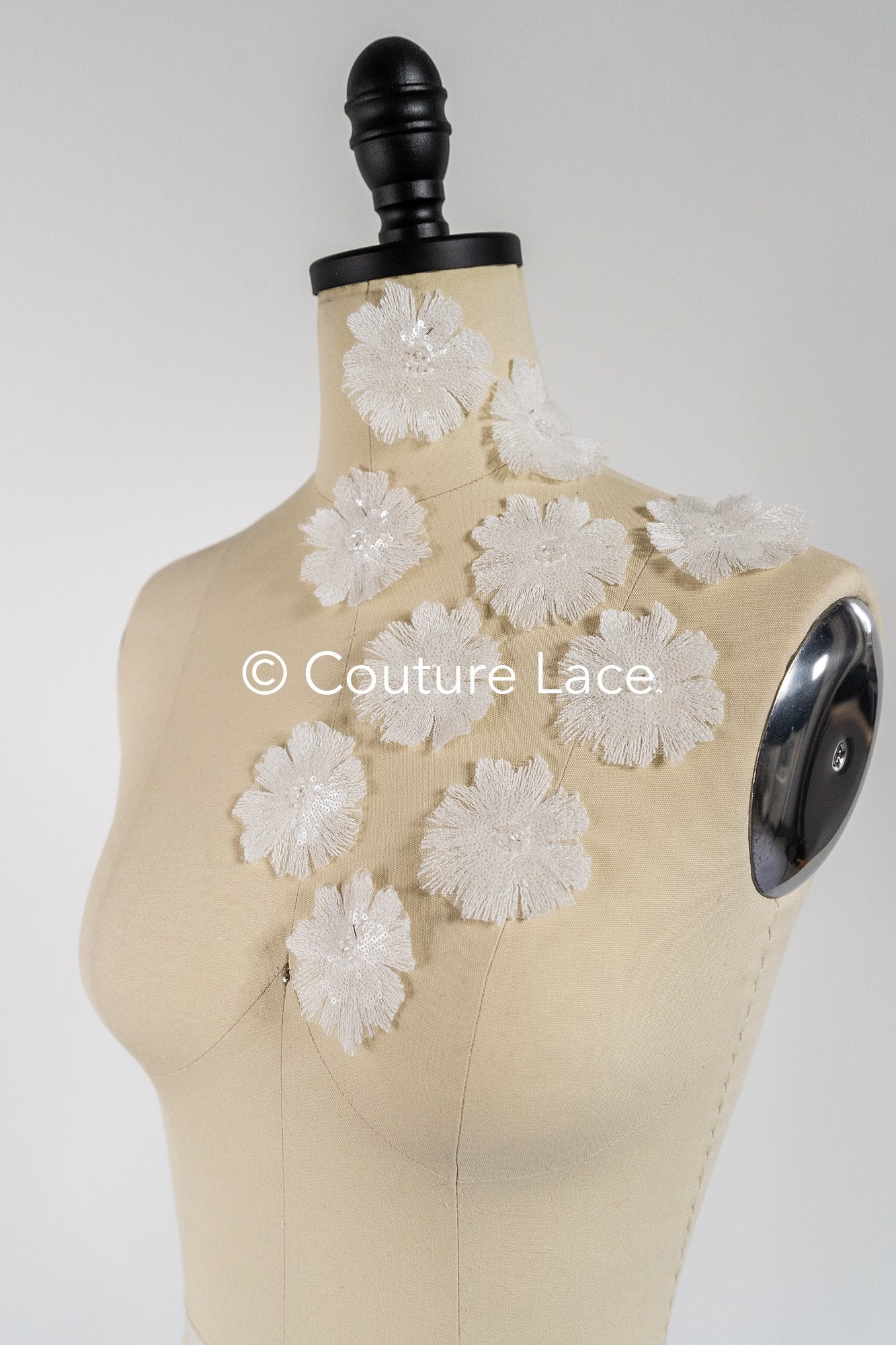 3D-Blumen zum Aufnähen/ 3D-Blüten mit Perlen & Pailletten zum Aufnähen/ off-white Braut-Blumen für Hochzeitskleid// A24-033 (1 Pck = 10 Stk)