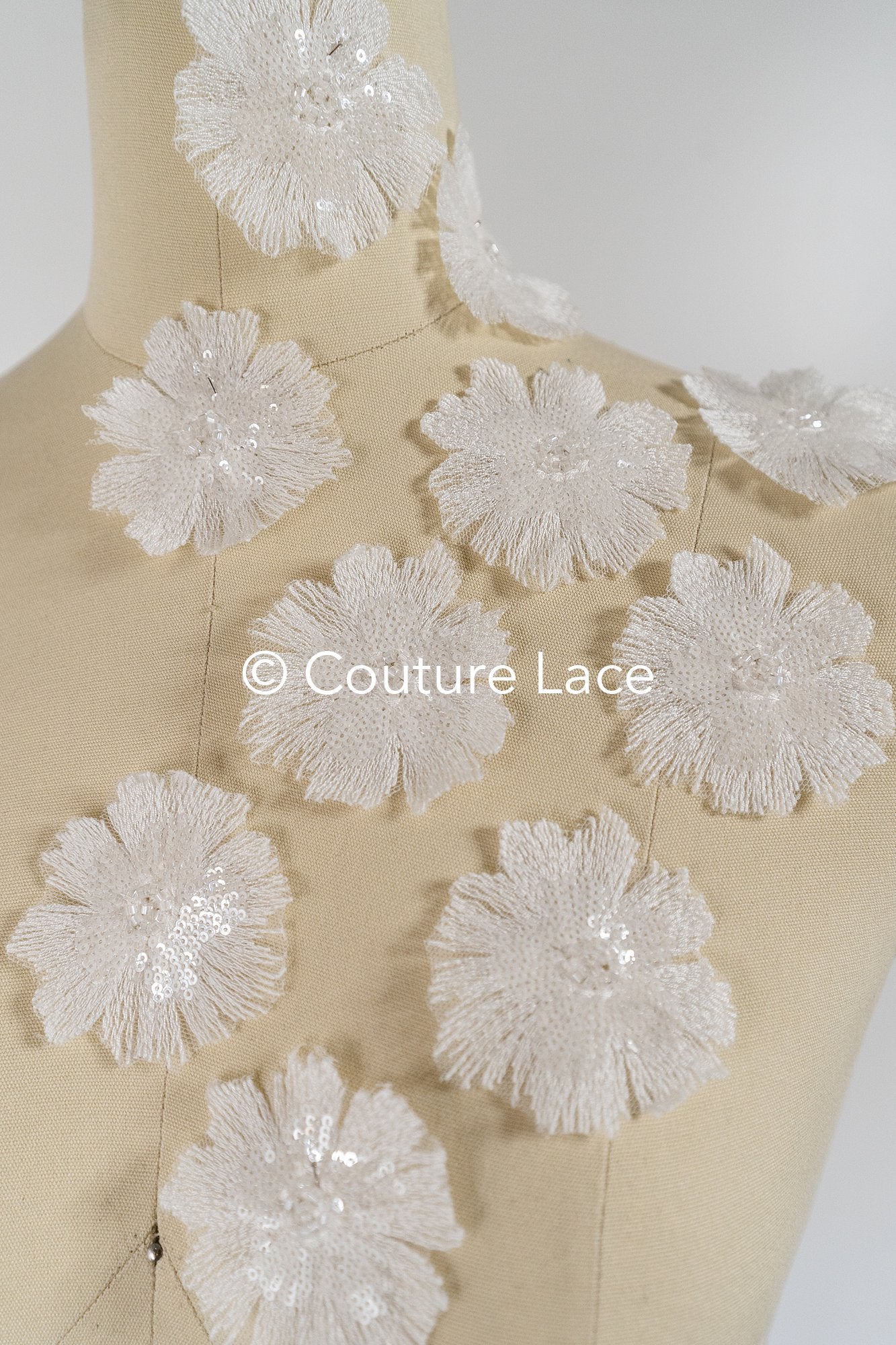 3D-Blumen zum Aufnähen/ 3D-Blüten mit Perlen & Pailletten zum Aufnähen/ off-white Braut-Blumen für Hochzeitskleid// A24-033 (1 Pck = 10 Stk)
