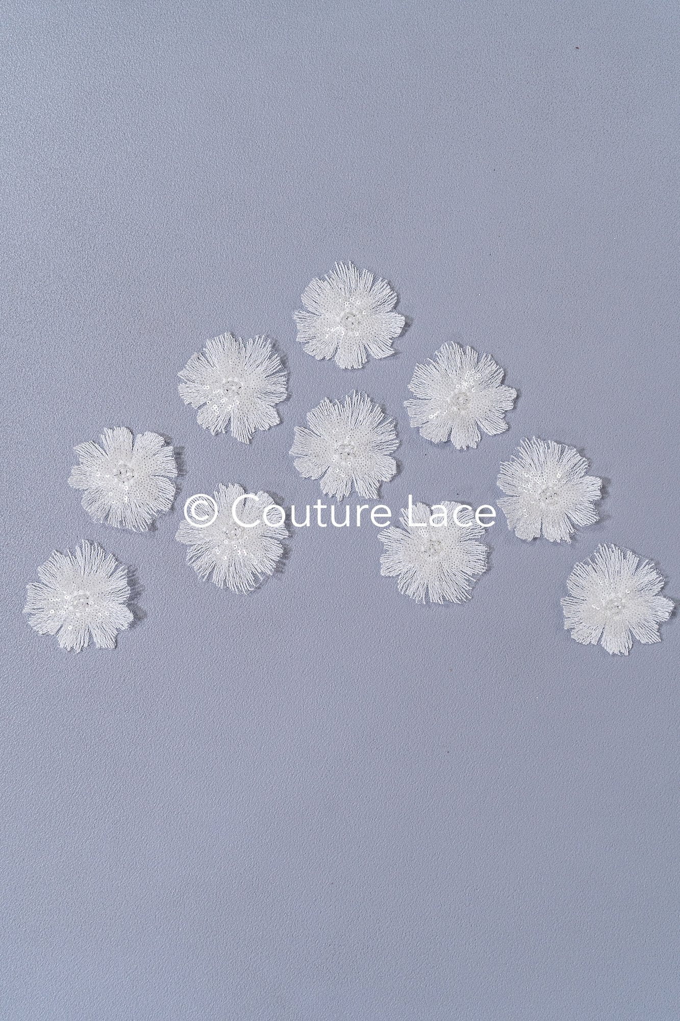 3D-Blumen zum Aufnähen/ 3D-Blüten mit Perlen & Pailletten zum Aufnähen/ off-white Braut-Blumen für Hochzeitskleid// A24-033 (1 Pck = 10 Stk)