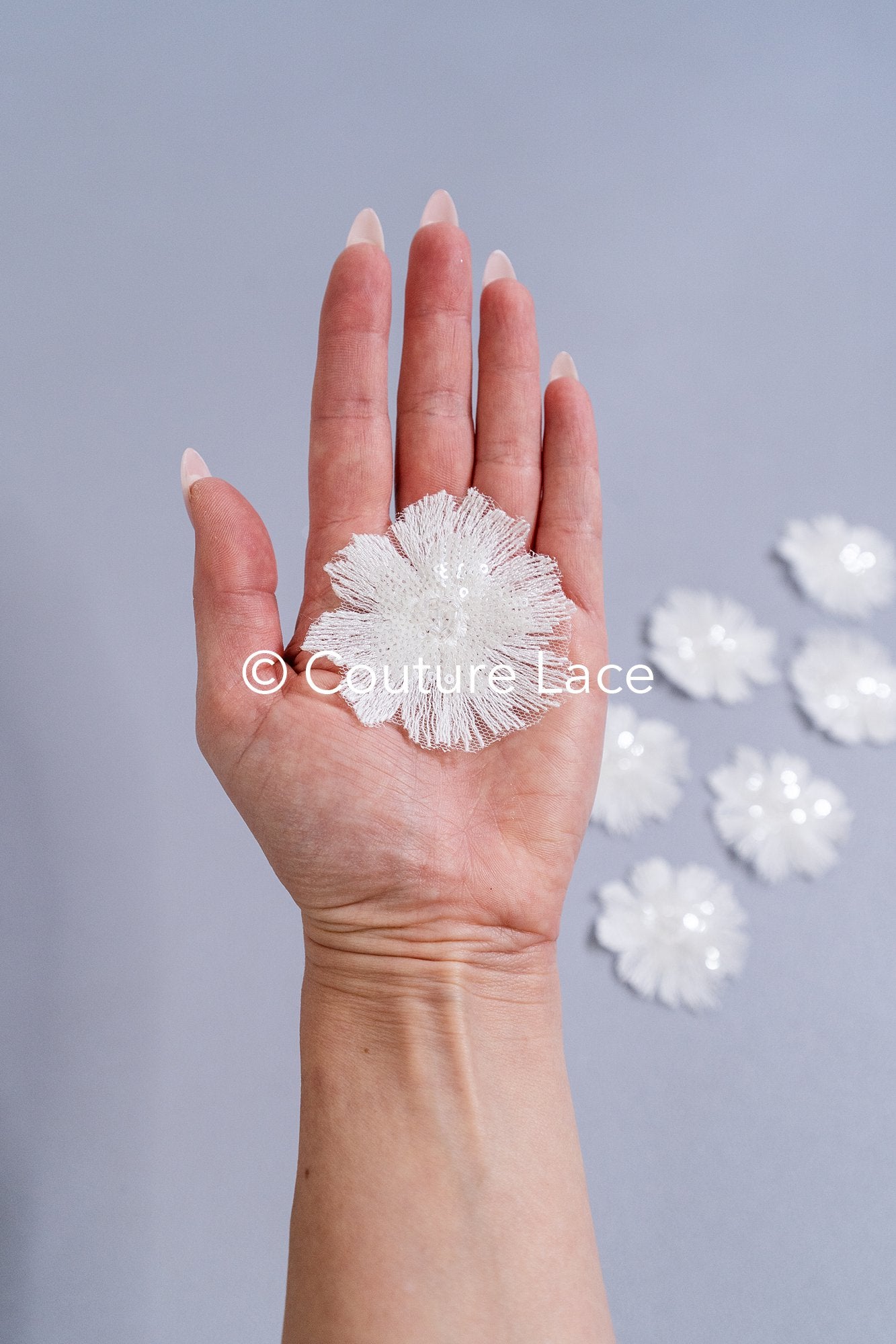 3D-Blumen zum Aufnähen/ 3D-Blüten mit Perlen & Pailletten zum Aufnähen/ off-white Braut-Blumen für Hochzeitskleid// A24-033 (1 Pck = 10 Stk)