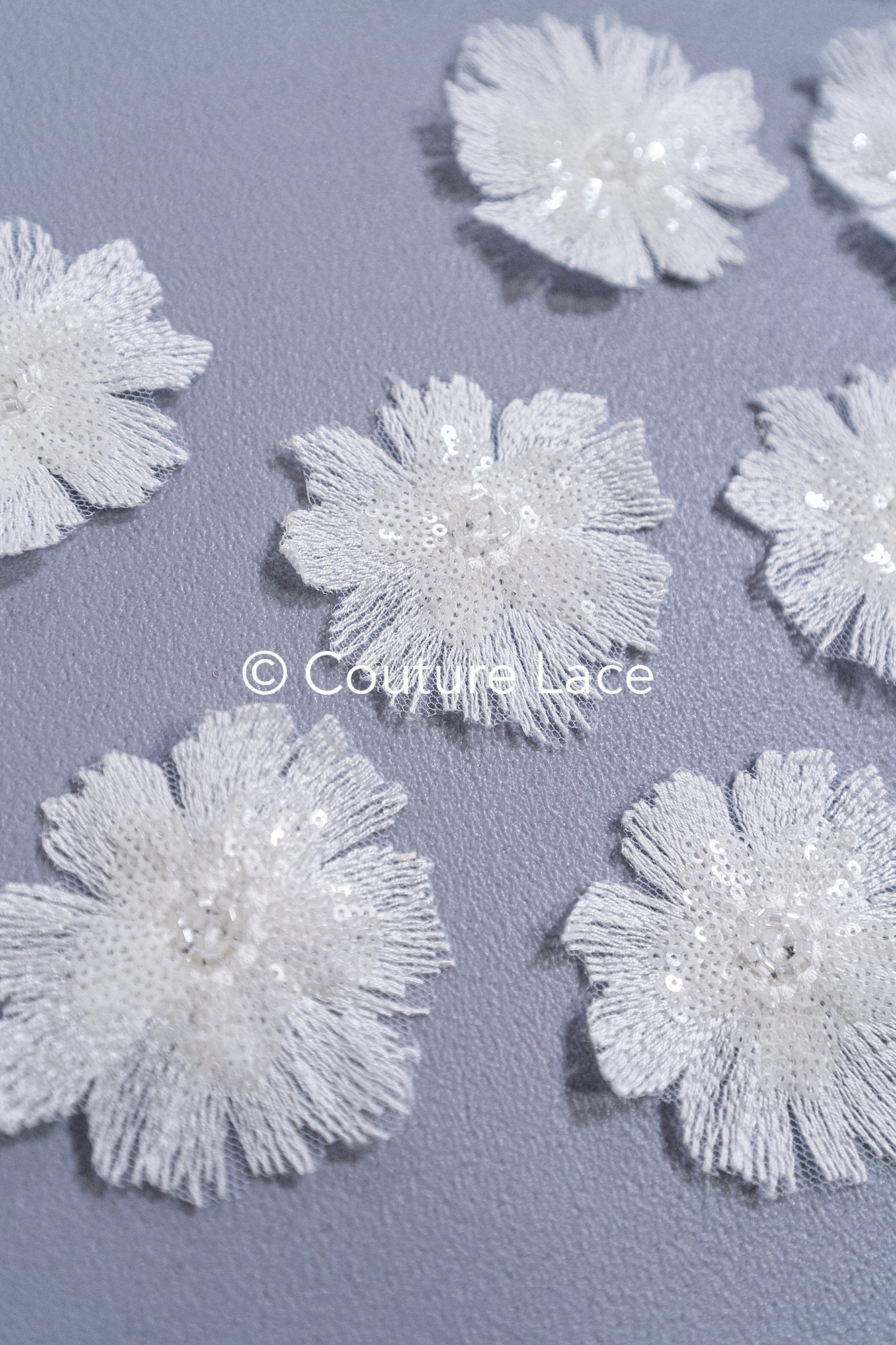 3D-Blumen zum Aufnähen/ 3D-Blüten mit Perlen & Pailletten zum Aufnähen/ off-white Braut-Blumen für Hochzeitskleid// A24-033 (1 Pck = 10 Stk)