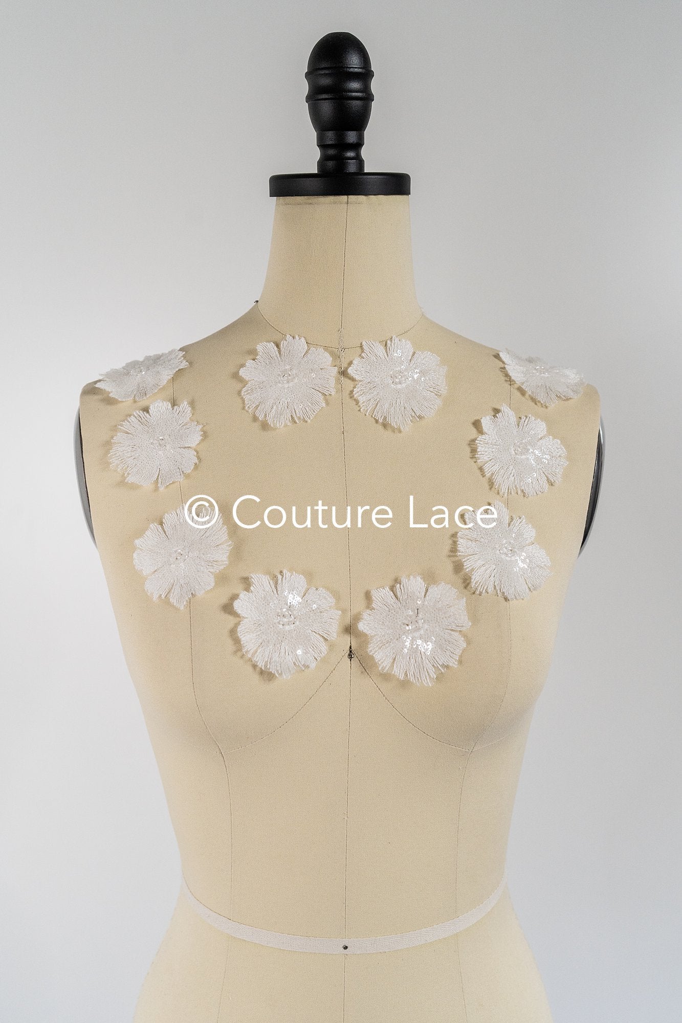 3D-Blumen zum Aufnähen/ 3D-Blüten mit Perlen & Pailletten zum Aufnähen/ off-white Braut-Blumen für Hochzeitskleid// A24-033 (1 Pck = 10 Stk)