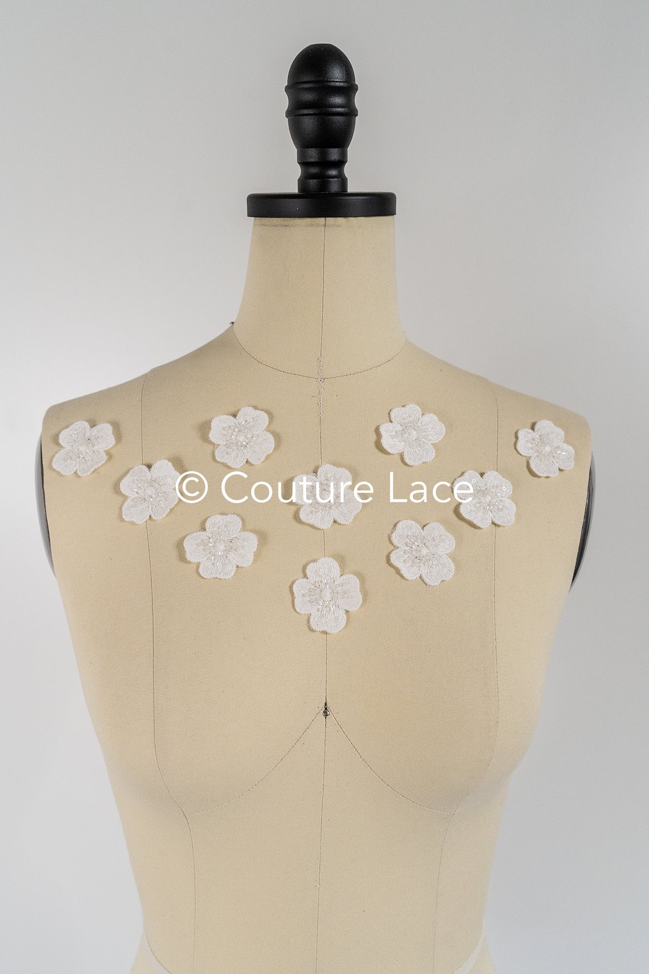 3D-Blumen zum Aufnähen/ 3D-Blüten mit Perlen & Pailletten zum Aufnähen/ off-white Braut-Blumen für Hochzeitskleid// A24-043 (1 Pck = 10 Stk)