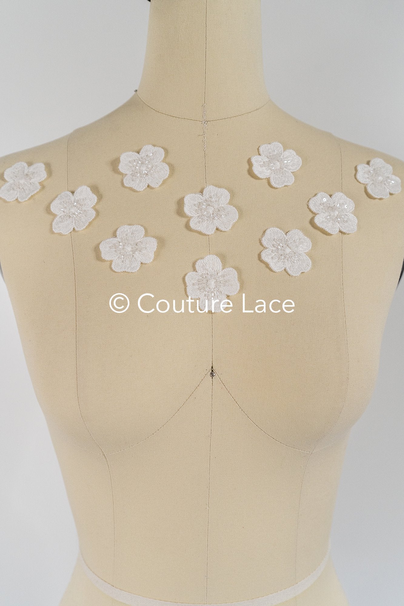 3D-Blumen zum Aufnähen/ 3D-Blüten mit Perlen & Pailletten zum Aufnähen/ off-white Braut-Blumen für Hochzeitskleid// A24-043 (1 Pck = 10 Stk)