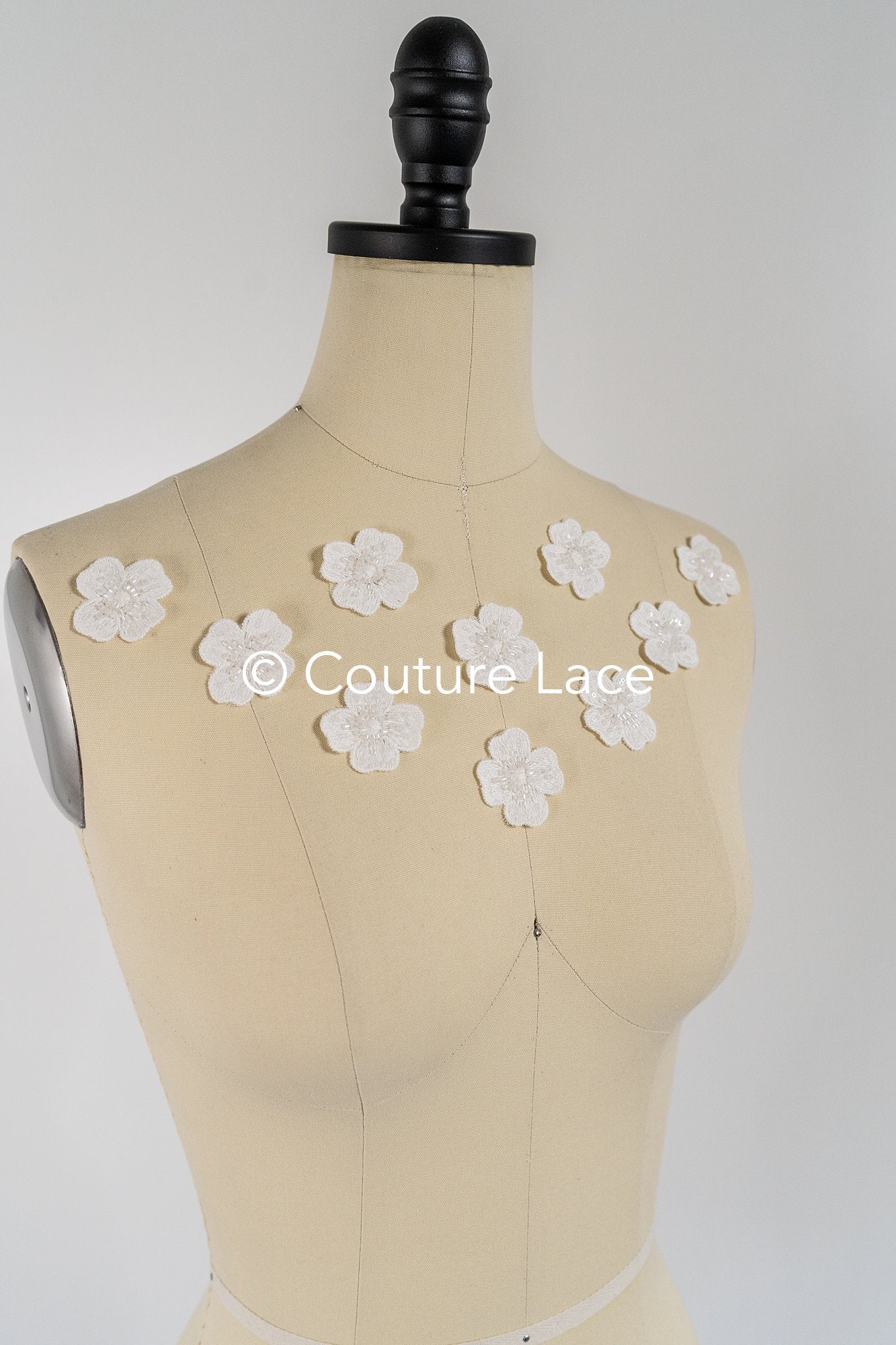 3D-Blumen zum Aufnähen/ 3D-Blüten mit Perlen & Pailletten zum Aufnähen/ off-white Braut-Blumen für Hochzeitskleid// A24-043 (1 Pck = 10 Stk)